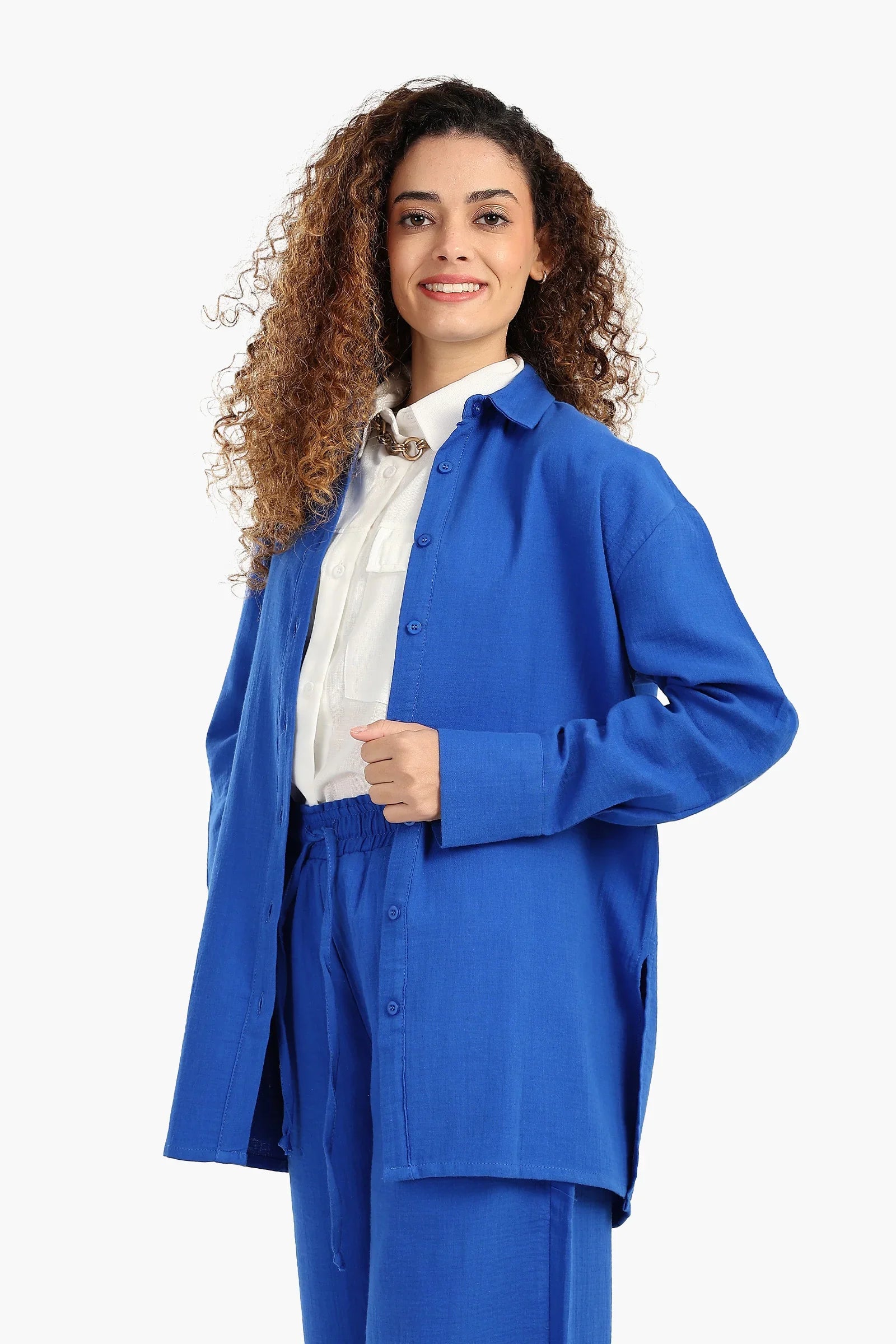 قميص مريح بأزرار