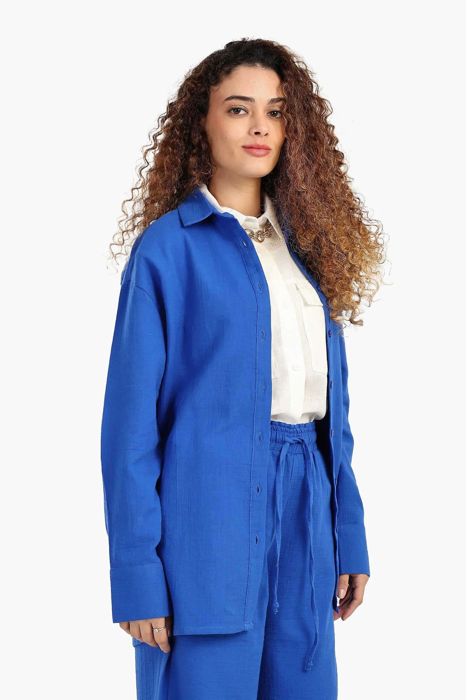 قميص مريح بأزرار