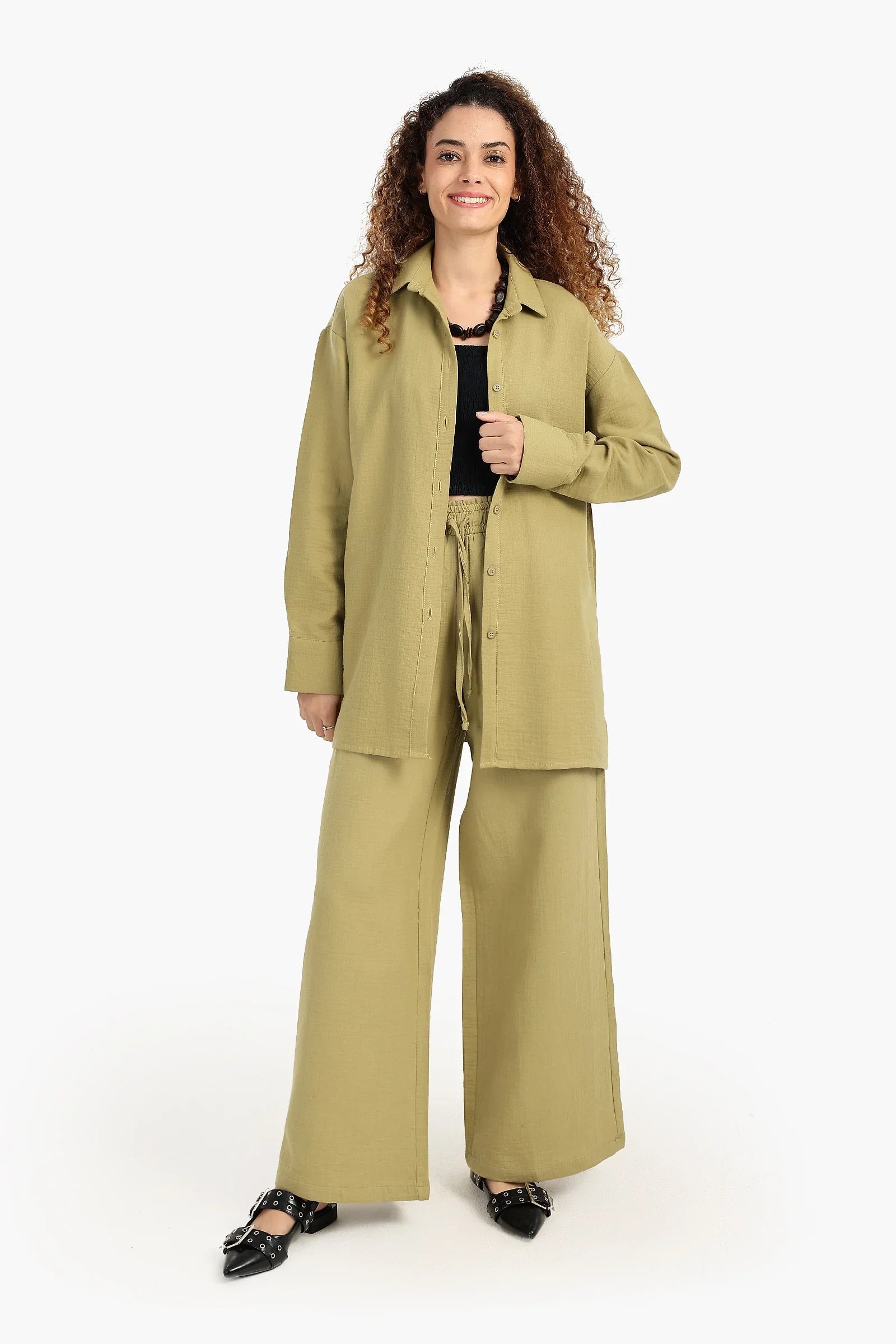 قميص مريح بأزرار