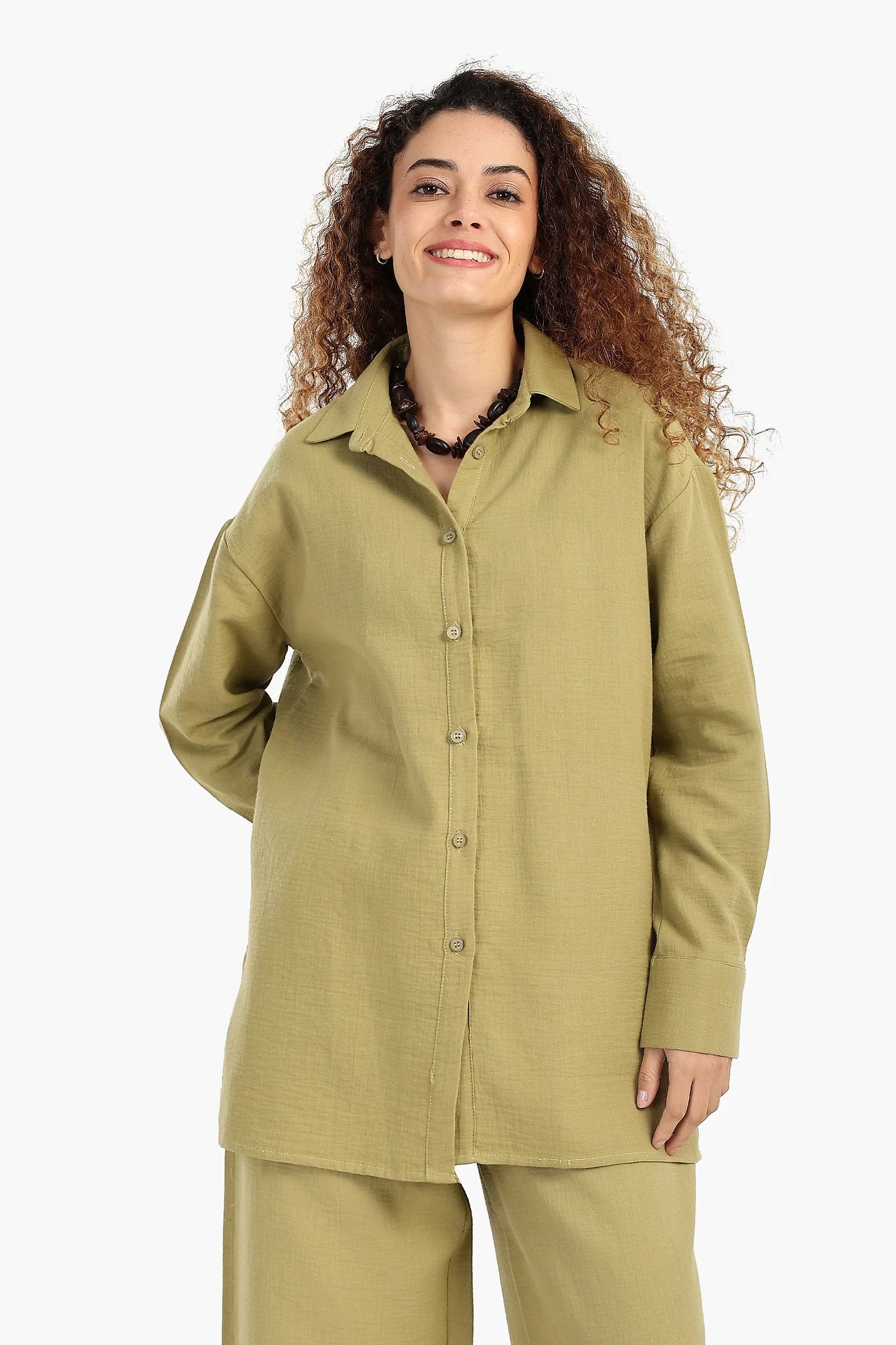 قميص مريح بأزرار