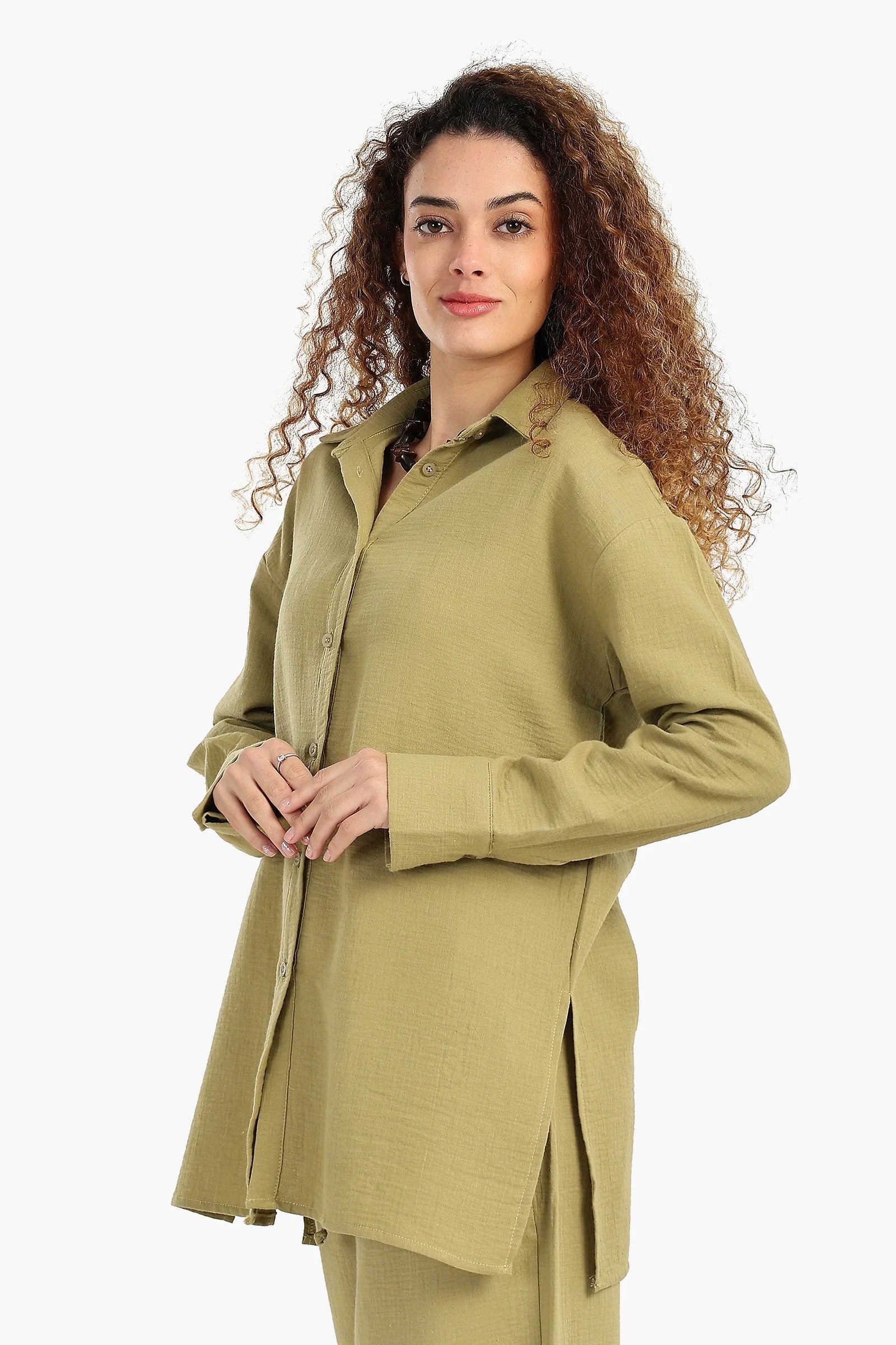 قميص مريح بأزرار