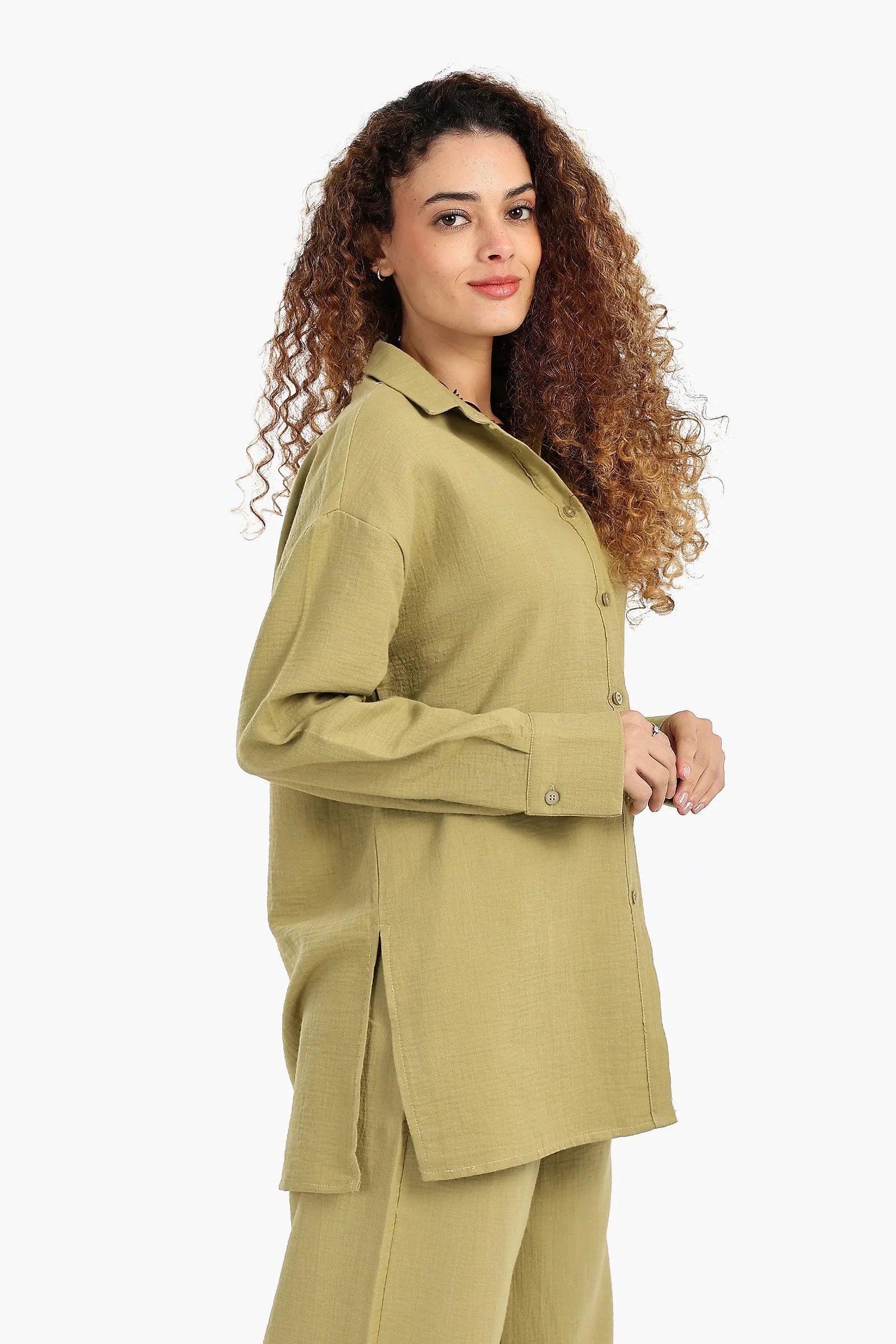 قميص مريح بأزرار