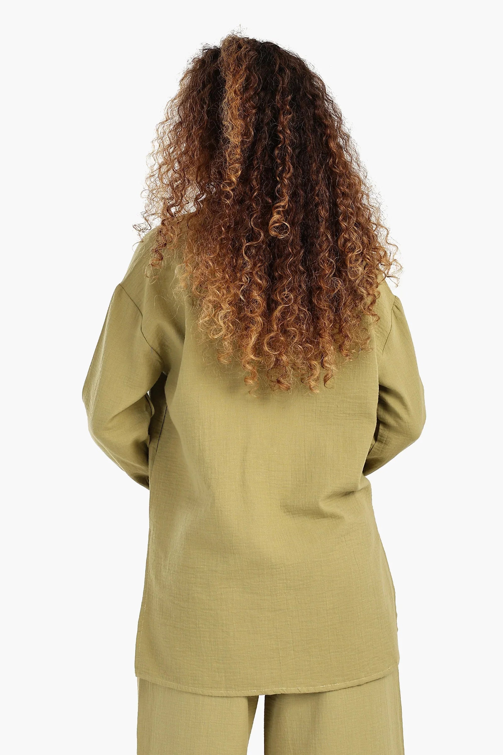 قميص مريح بأزرار