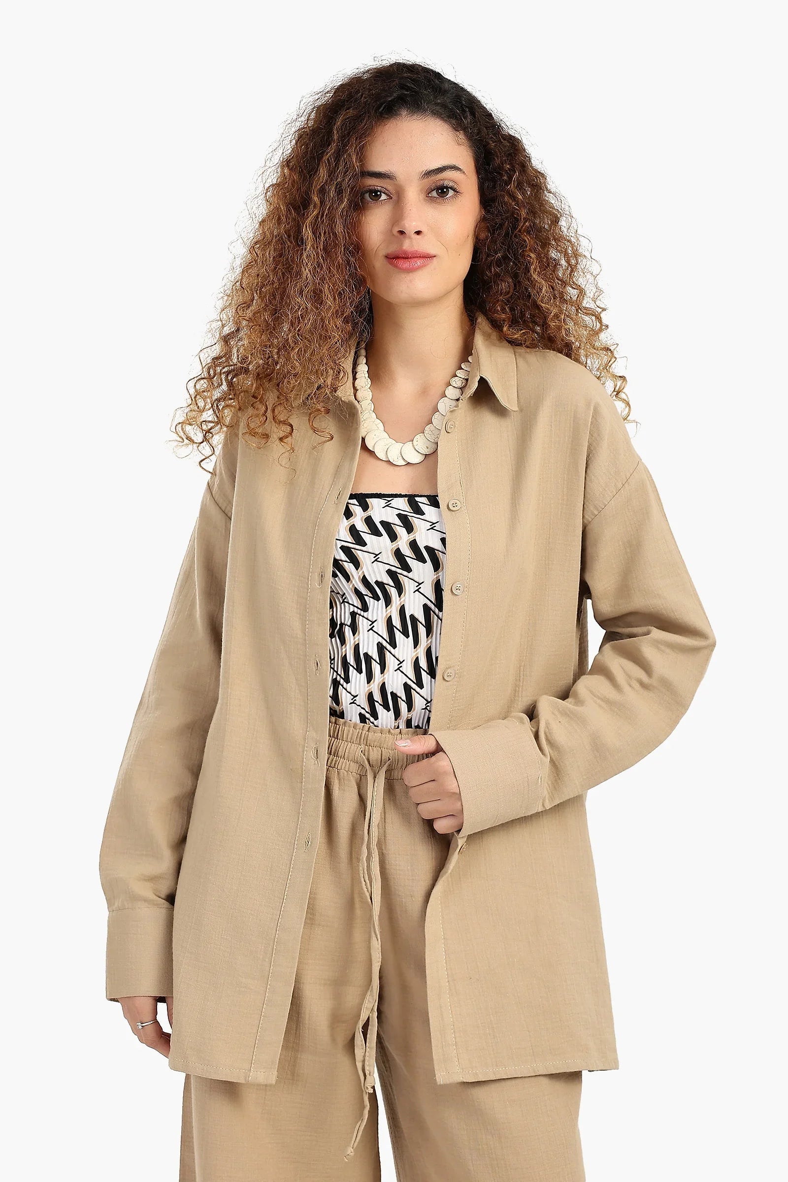 قميص مريح بأزرار