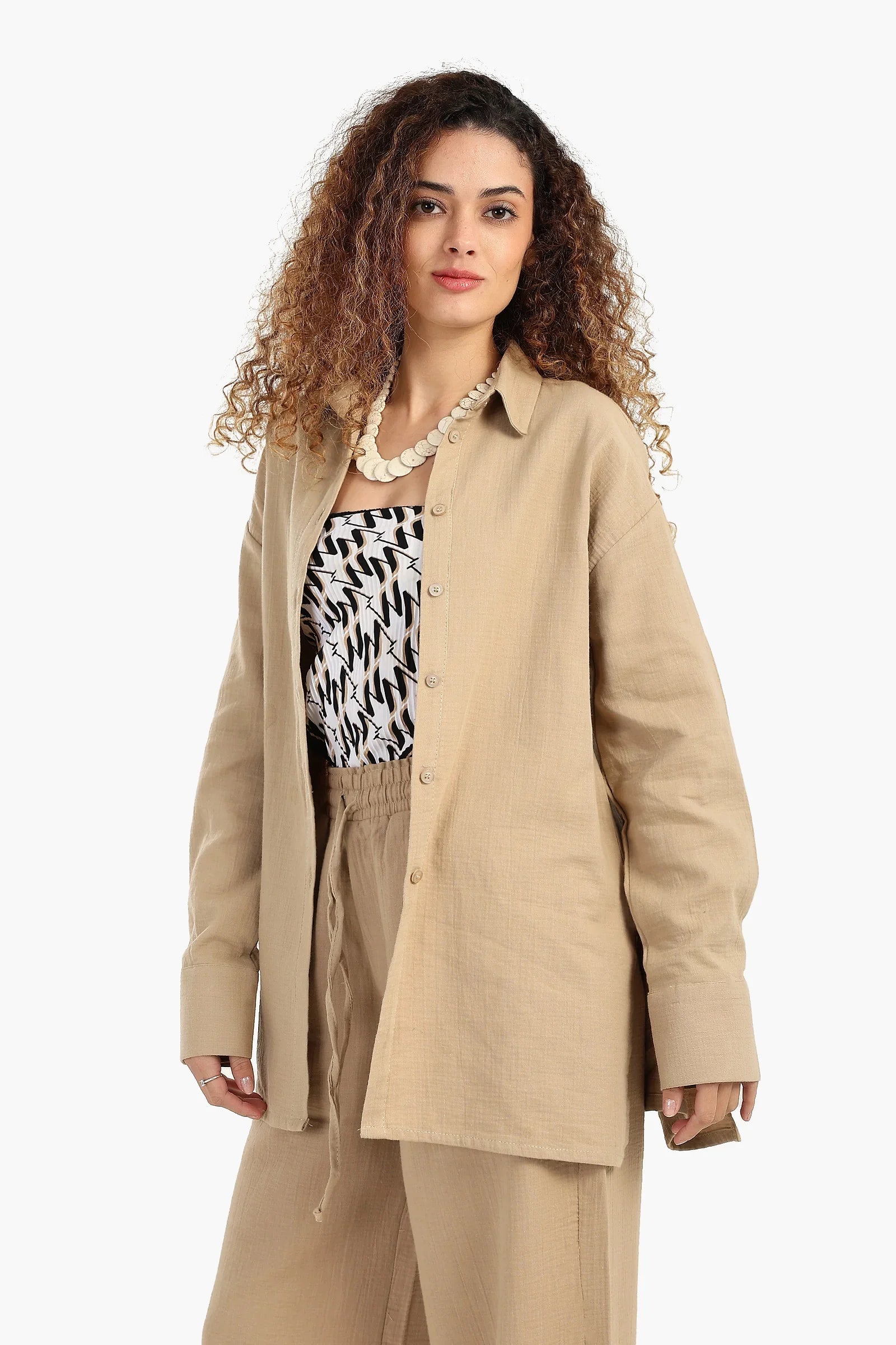 قميص مريح بأزرار