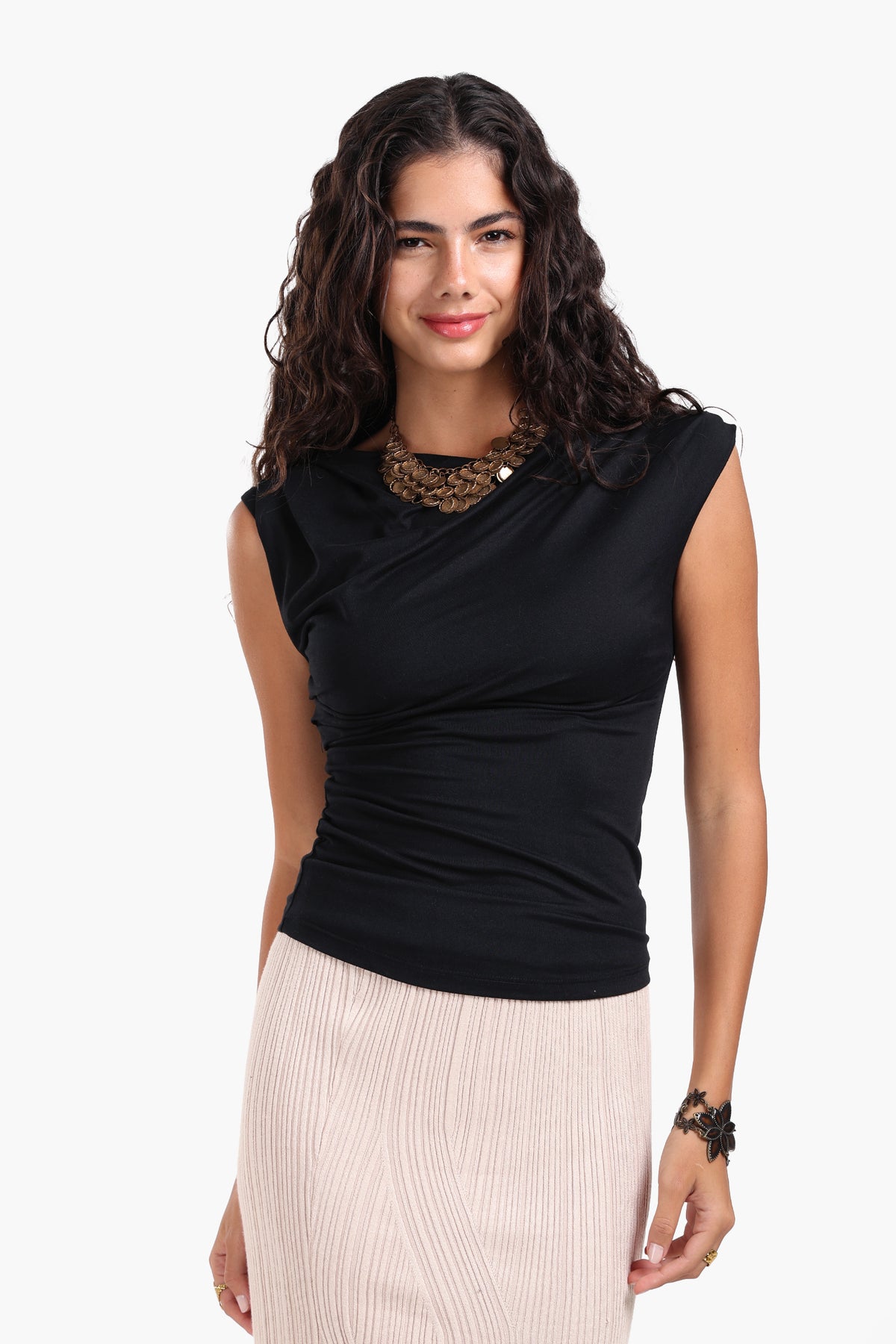 توب ضيق بياقة عريضة