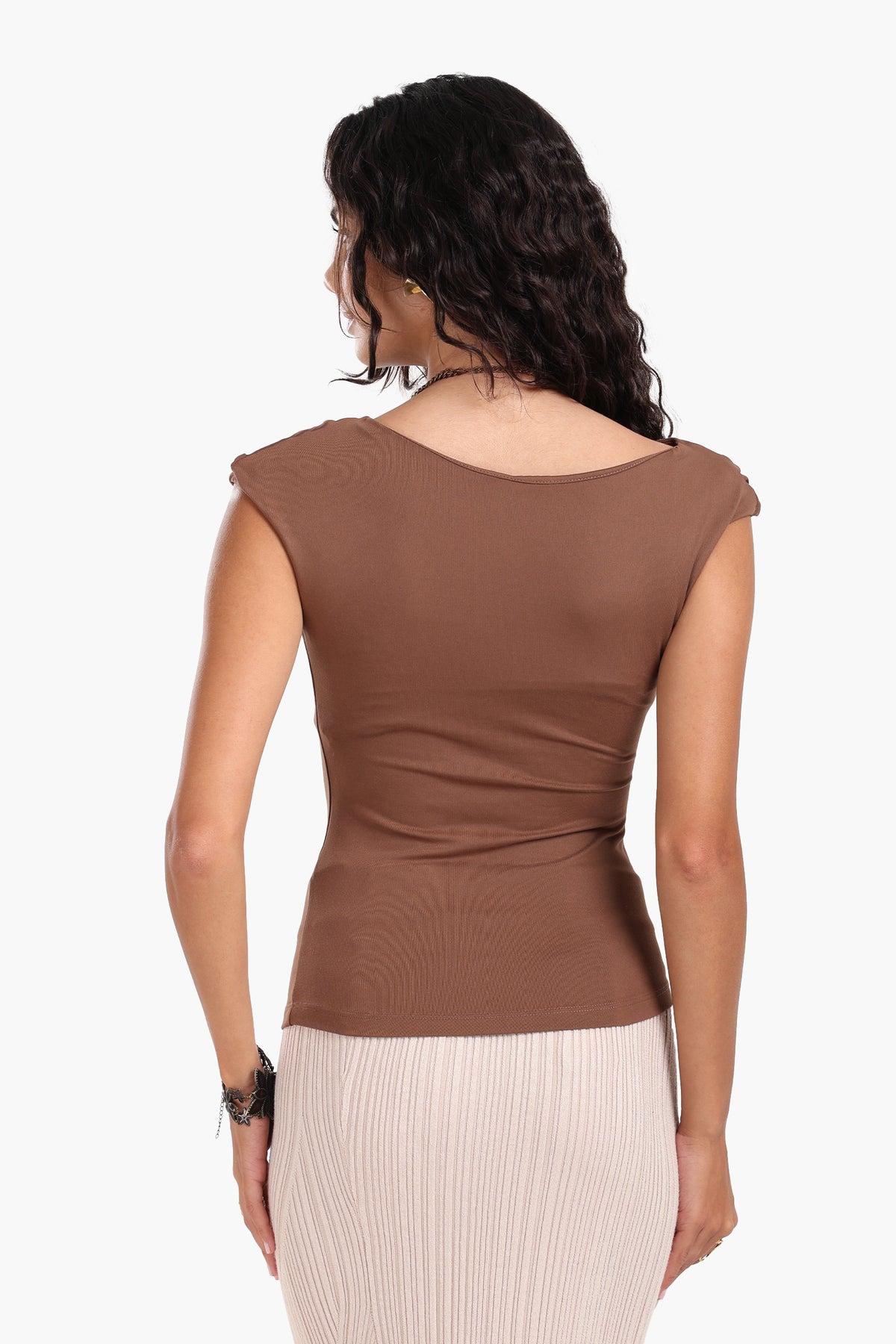 توب ضيق بياقة عريضة