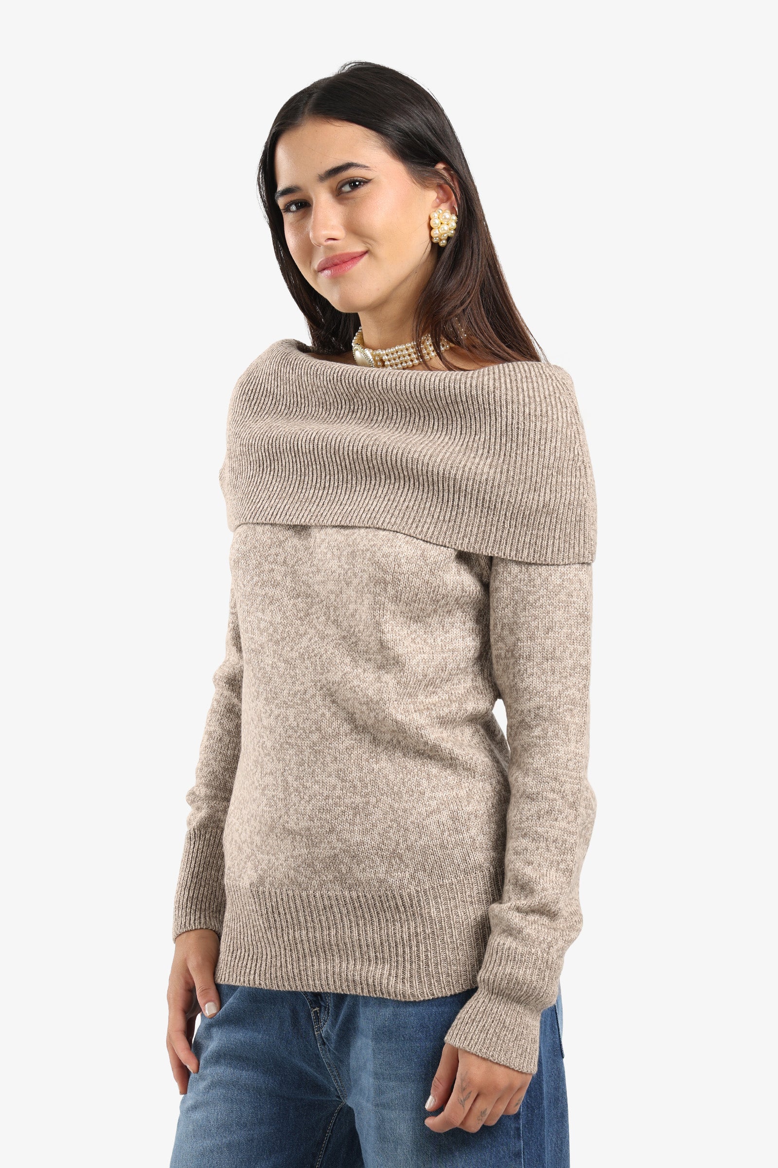 بلوفر مضلع وأكتاف مكشوفة