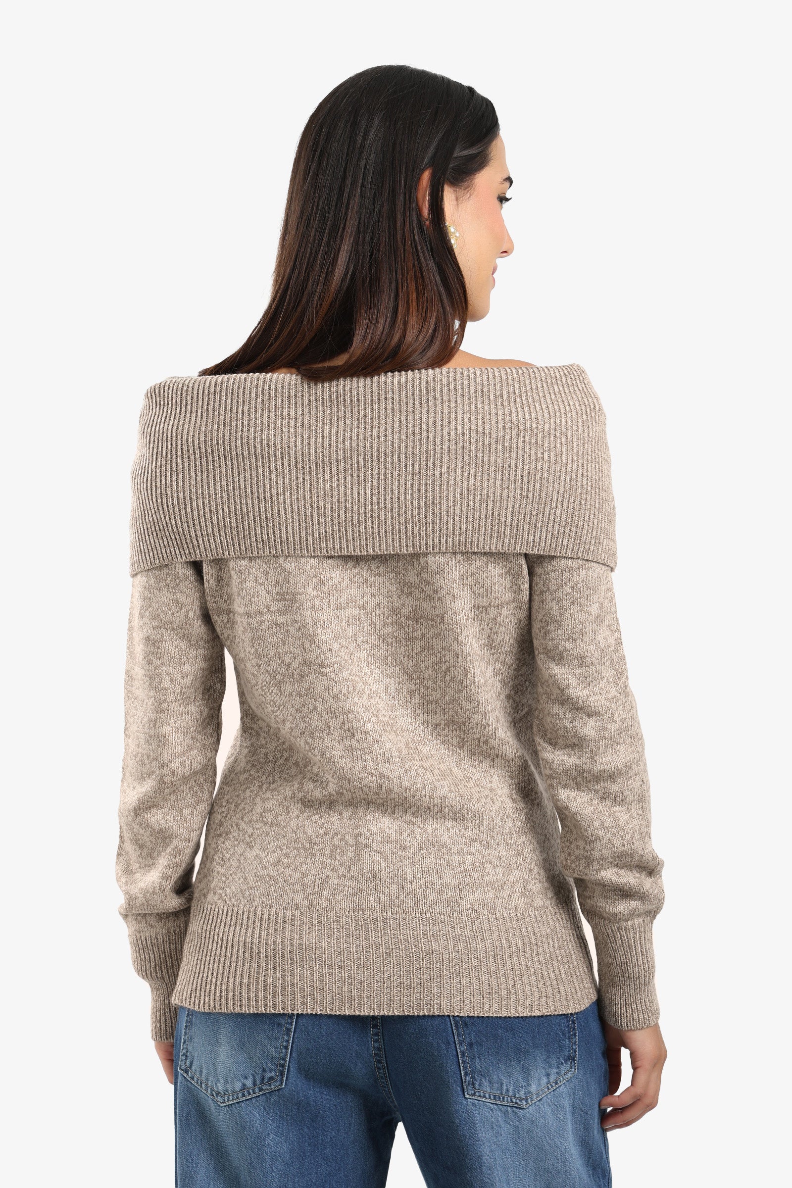 بلوفر مضلع وأكتاف مكشوفة