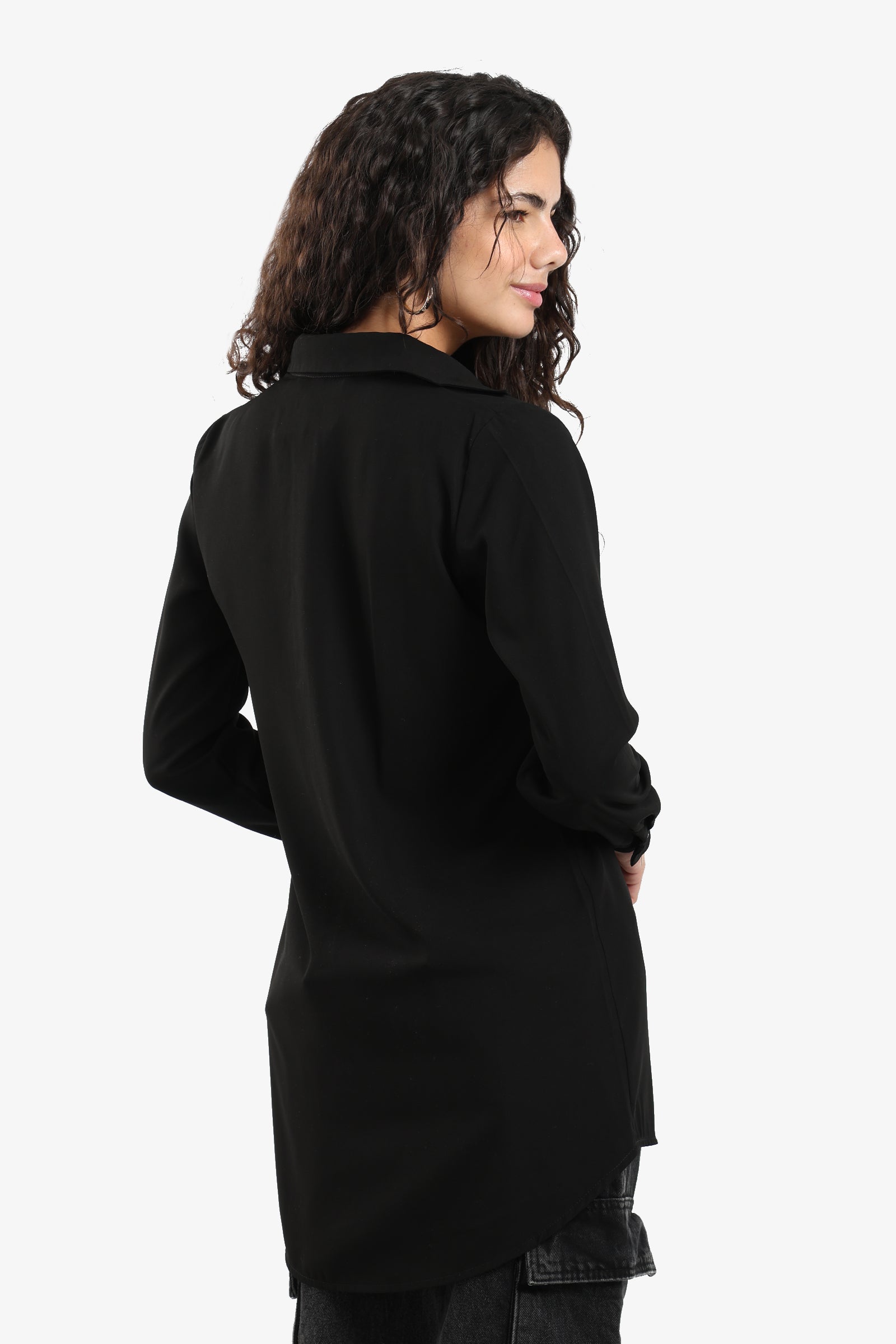 قميص عملي بقصة مريحة