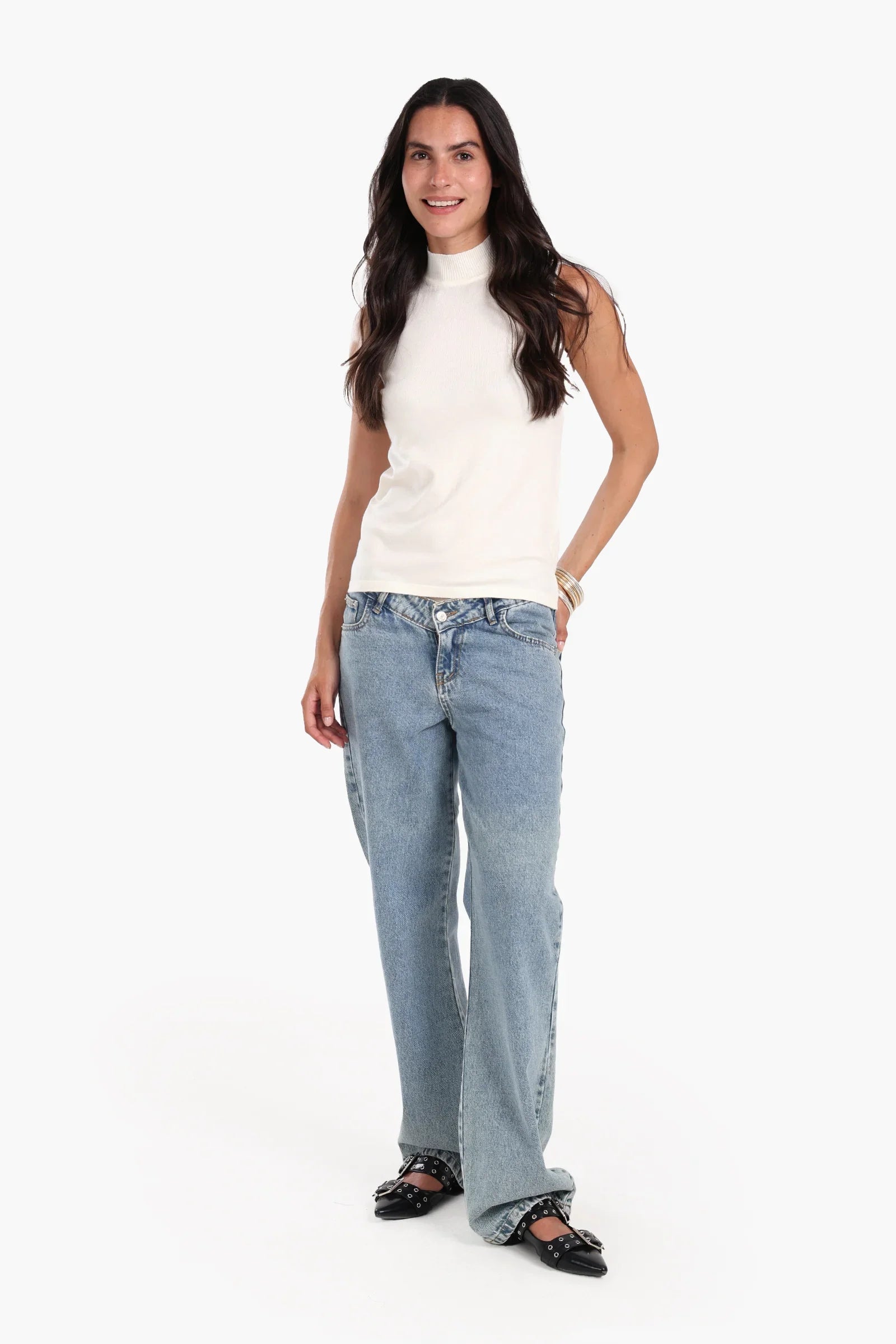 بلوفر بدون أكمام ورقبة عالية