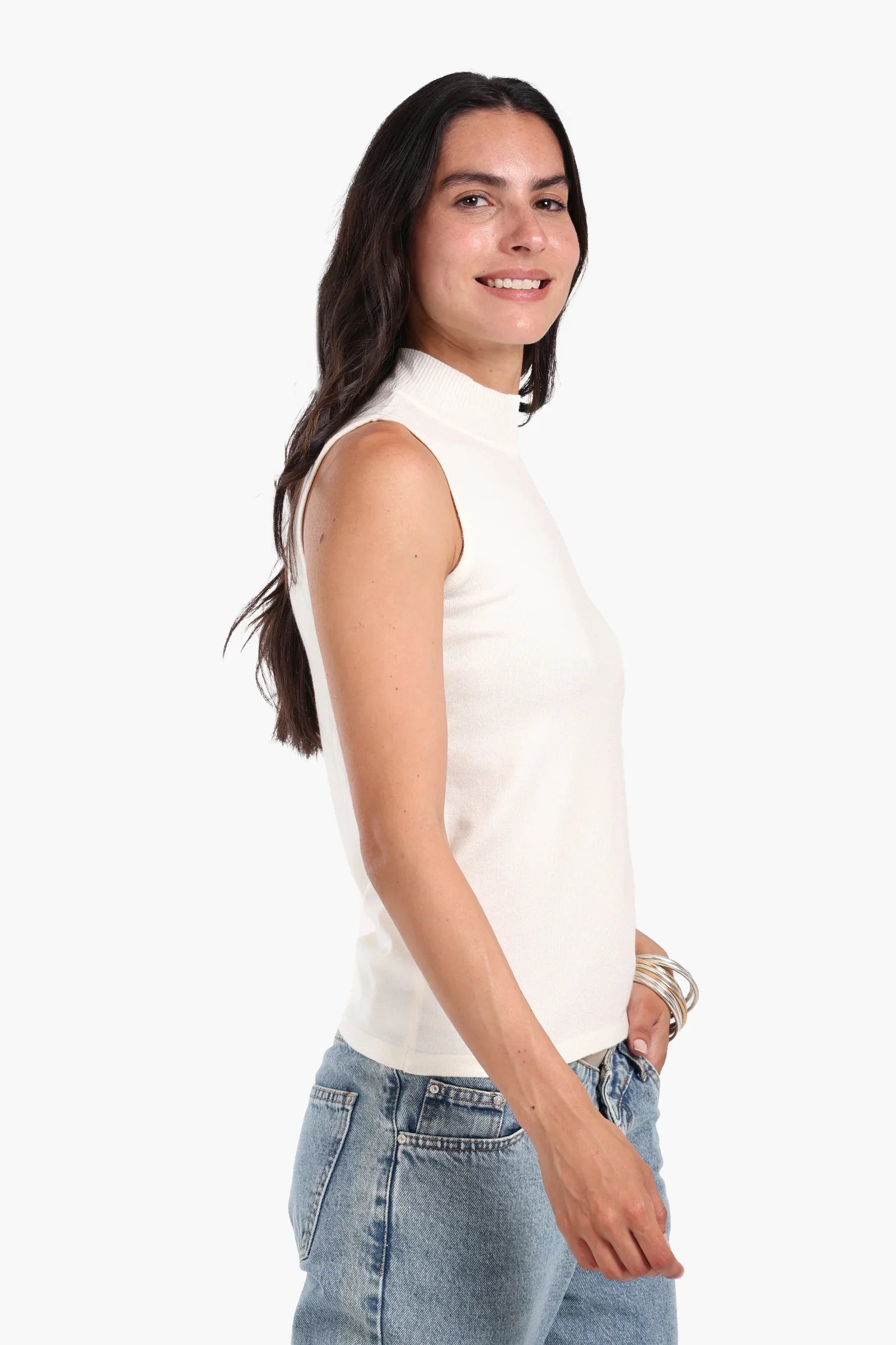 بلوفر بدون أكمام ورقبة عالية