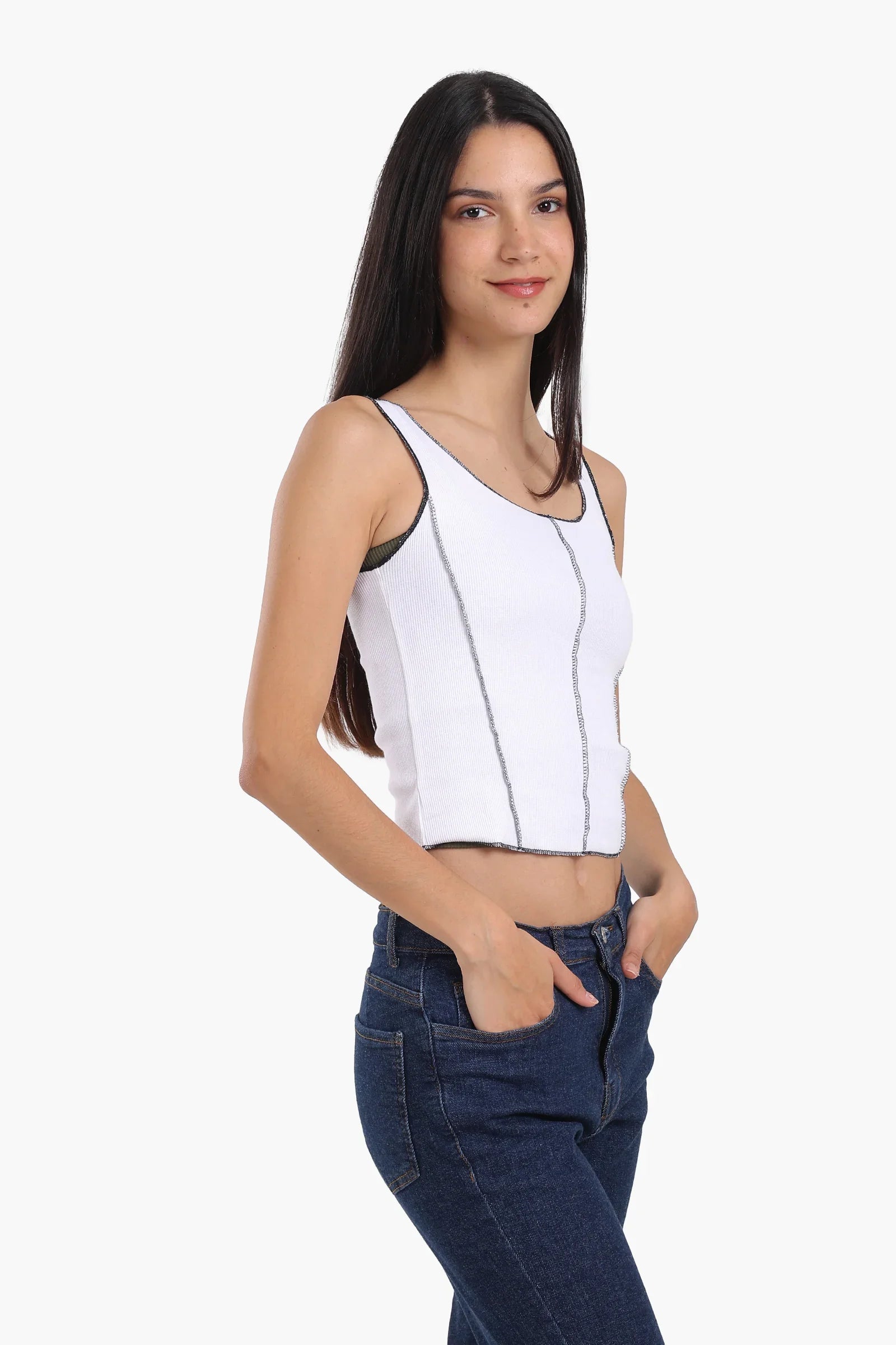 توب حمالات بخياطة بلون مختلف