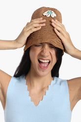 قبعة من القش مزينة بالأصداف