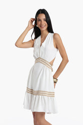 فستان أبيض بتفاصيل كروشيه