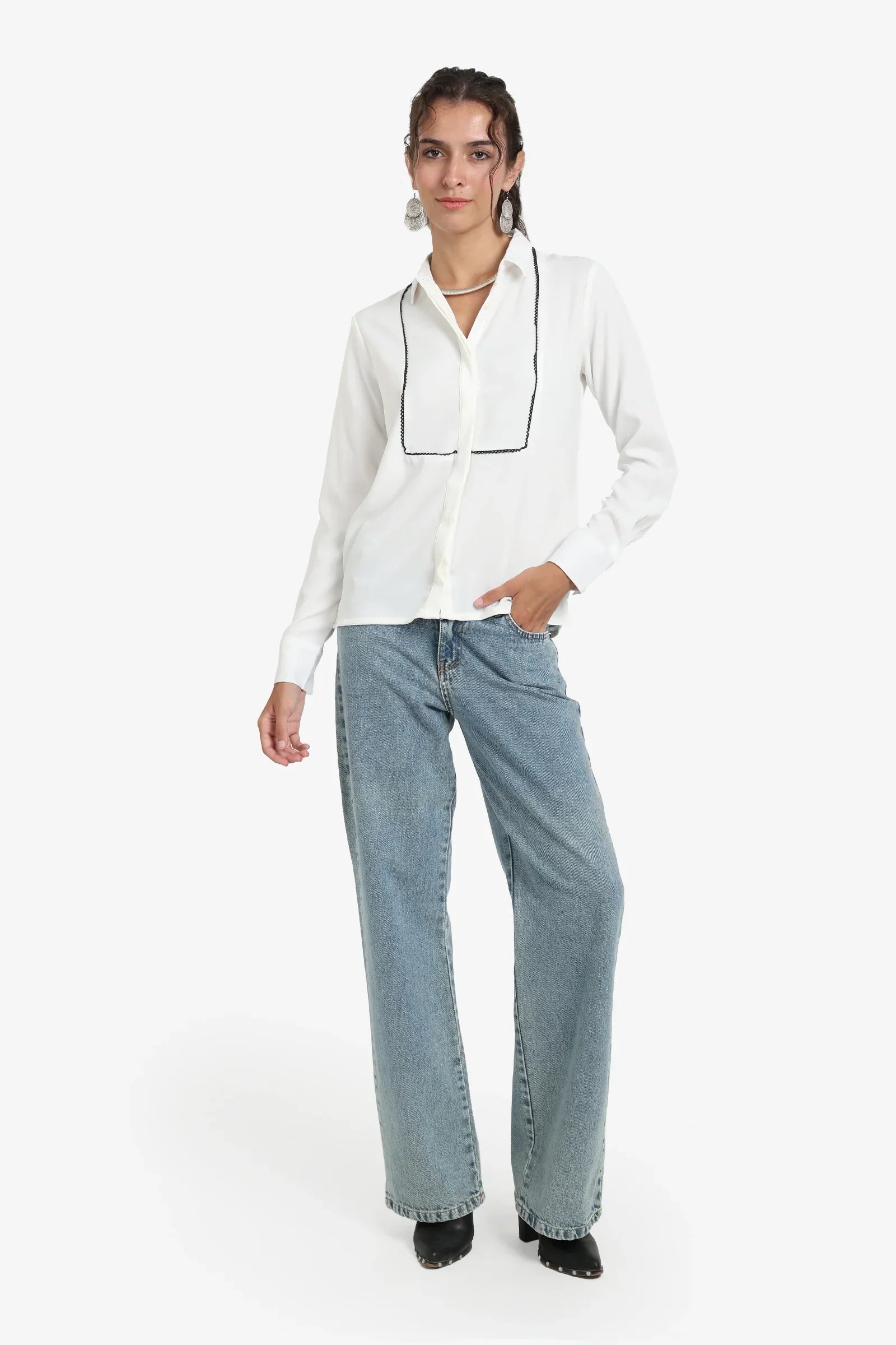 قميص بخطوط أمامية مخيطة