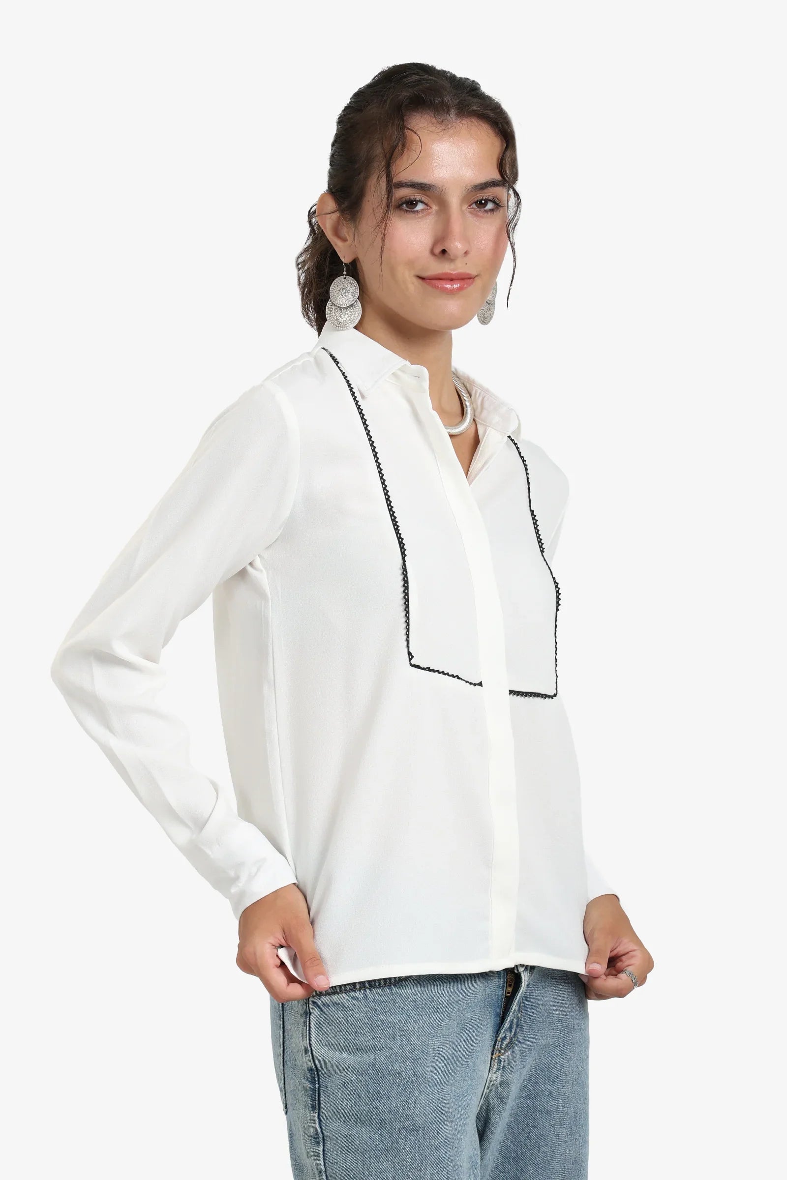 قميص بخطوط أمامية مخيطة