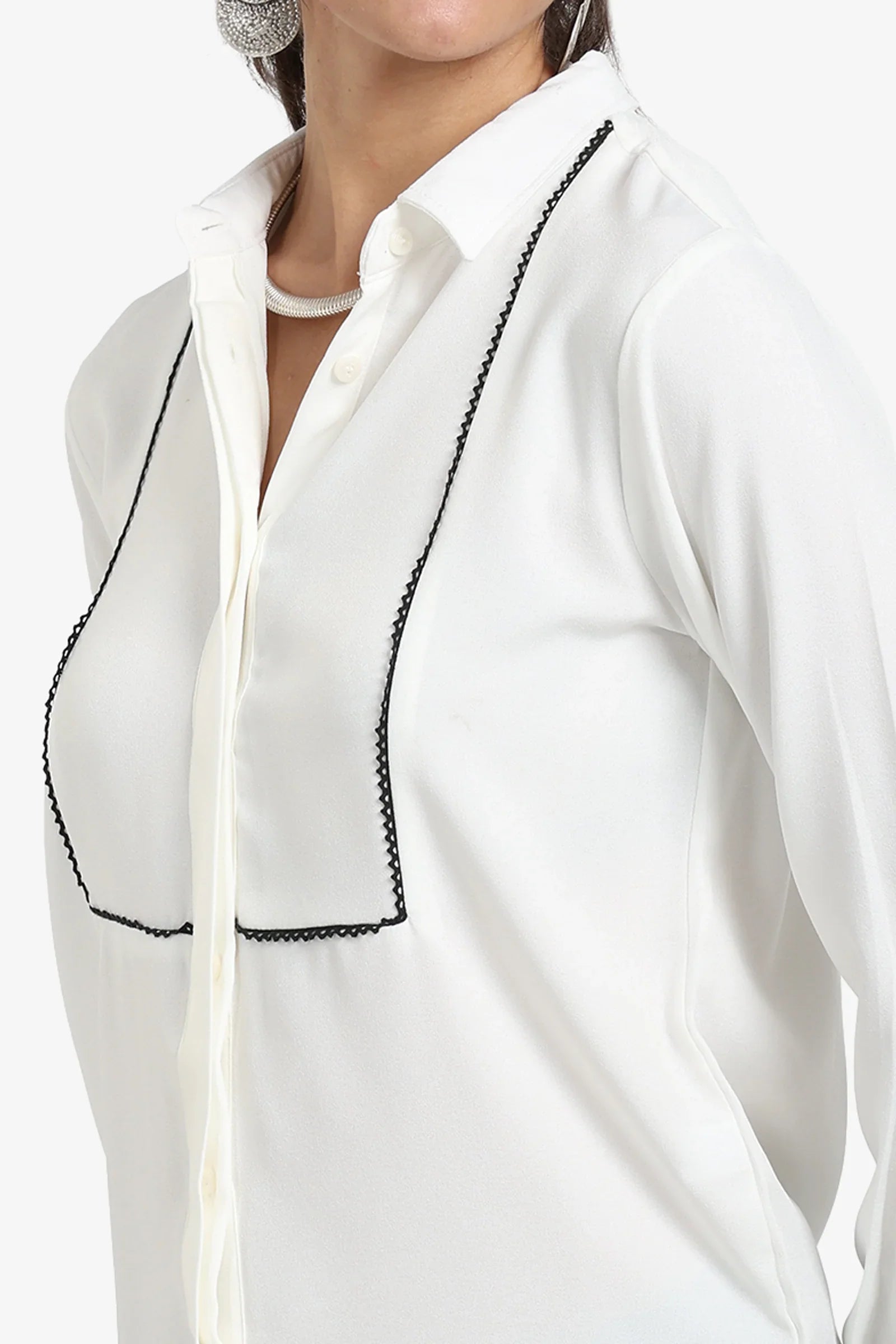 قميص بخطوط أمامية مخيطة