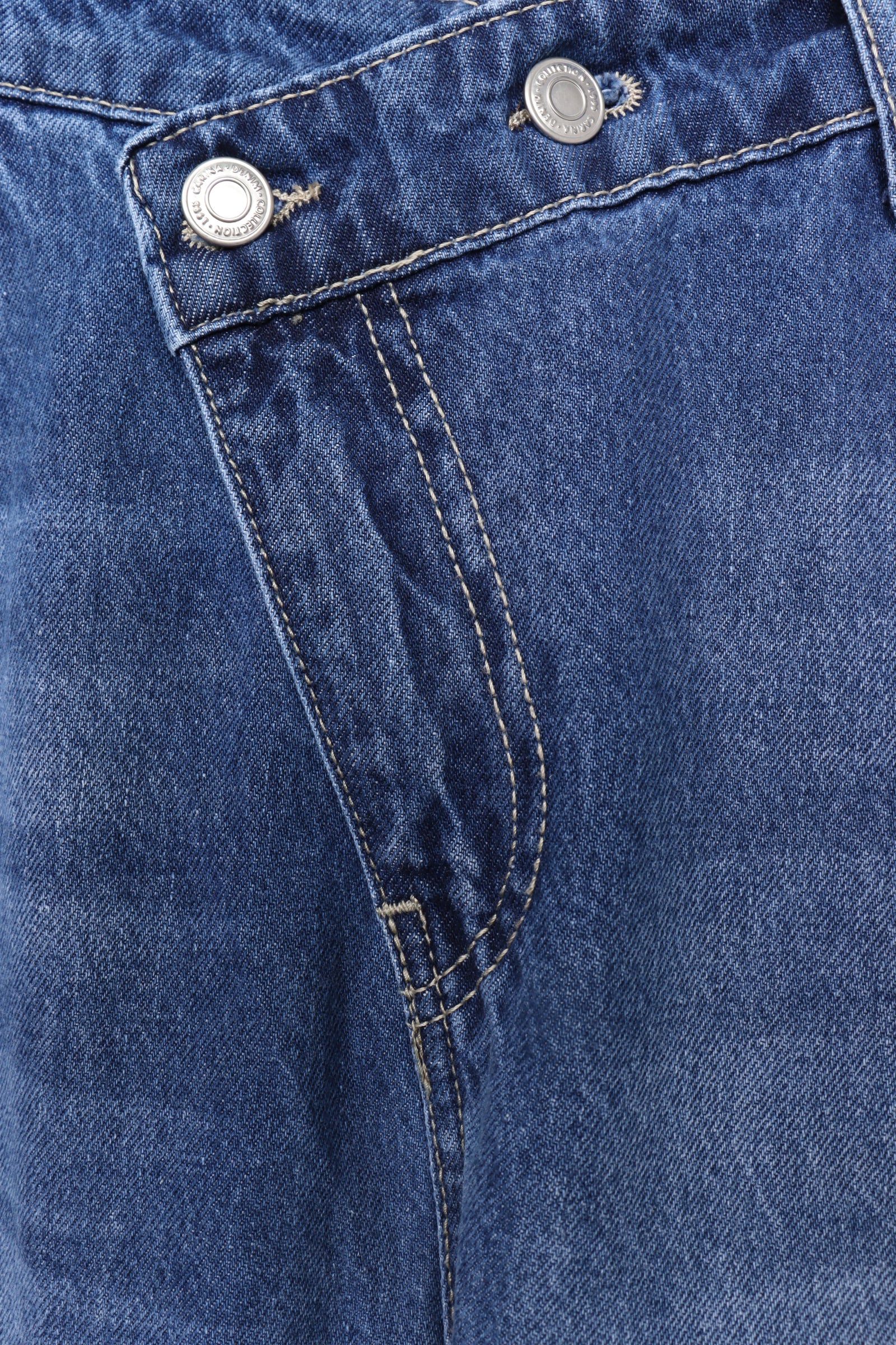 بنطلون جينز بخصر عالي وأرجل مستقيمة