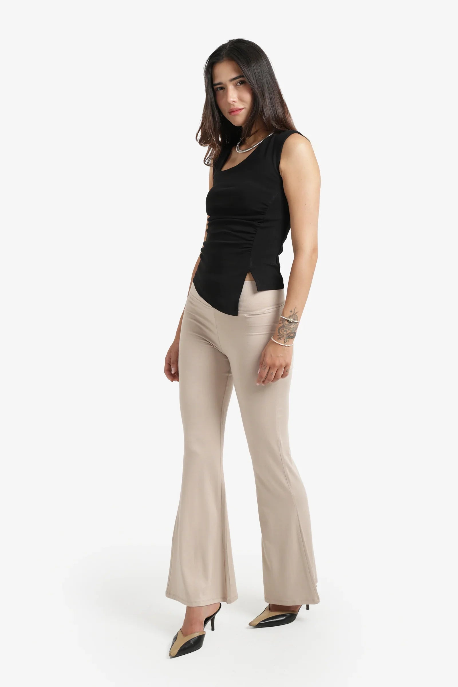 توب بياقة غير متناسقة