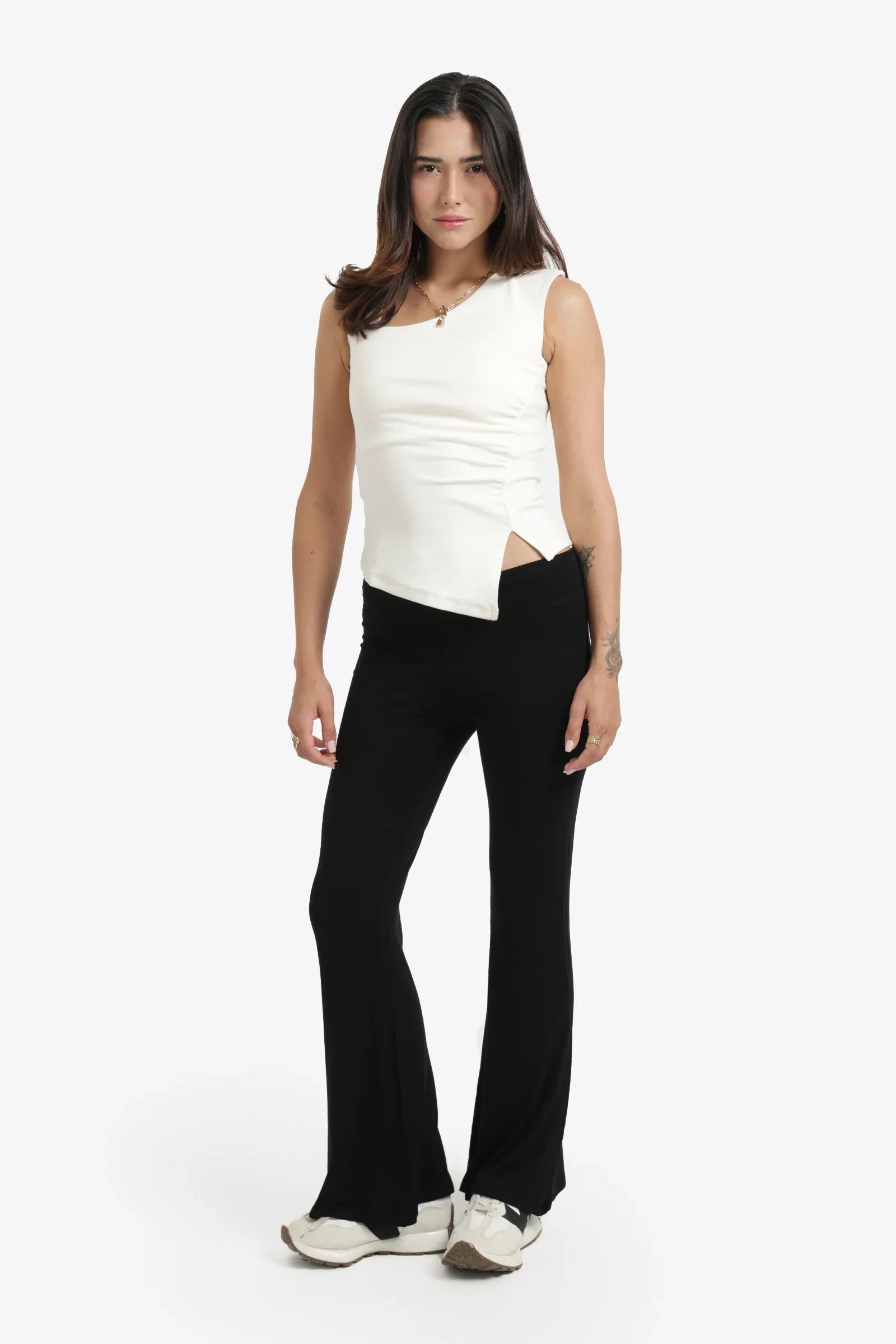 توب بياقة غير متناسقة