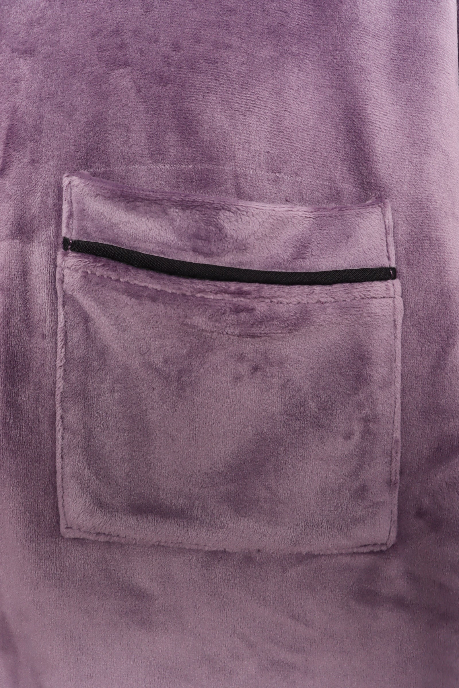 طقم بيجامة قطيفة بحواف مزخرفة