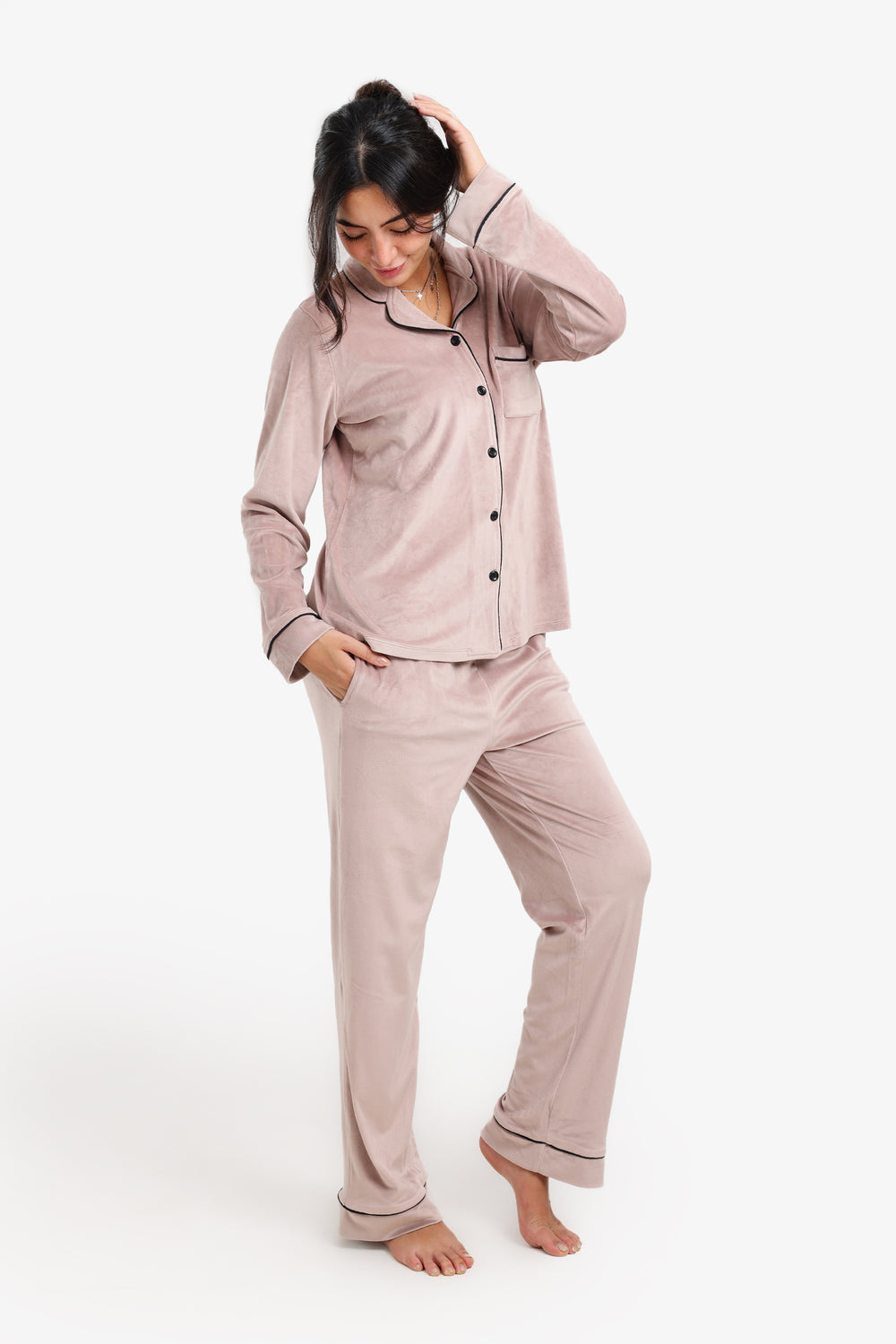 طقم بيجامة قطيفة بحواف مزخرفة