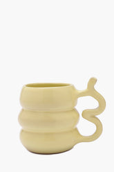 كوب فخار بنقشة متعرجة