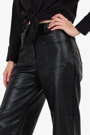 بنطلون جلد صناعي بأرجل واسعة