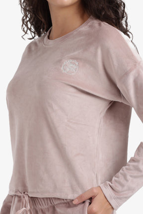 طقم بيجامة مزين بشعار مطرّز