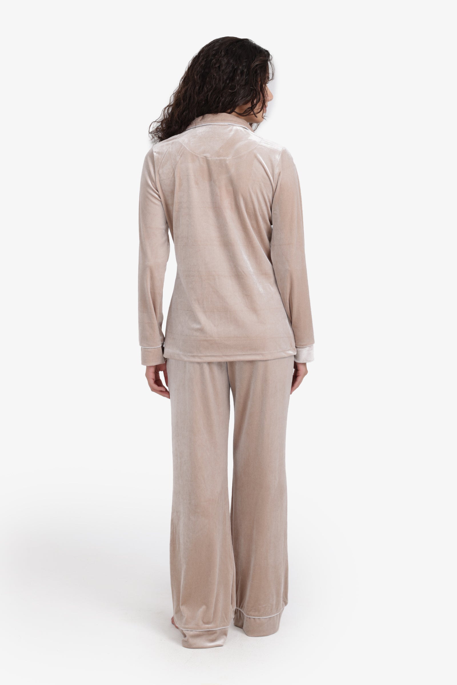 طقم بيجامة مزين بشعار مطرّز