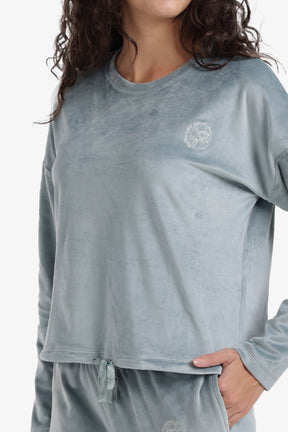 طقم بيجامة مزين بشعار مطرّز