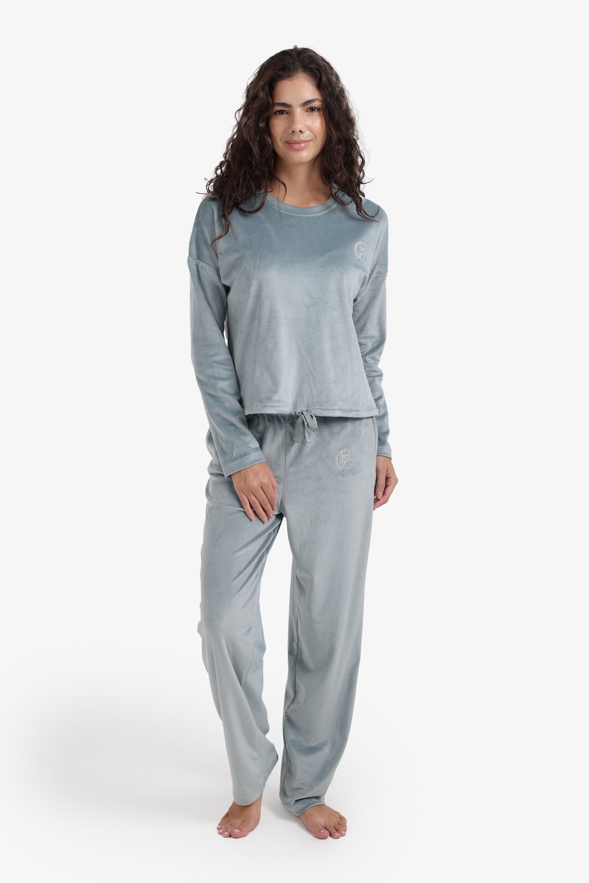 طقم بيجامة مزين بشعار مطرّز