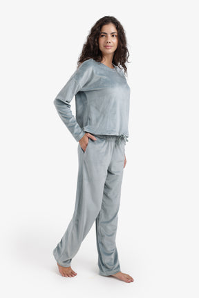 طقم بيجامة مزين بشعار مطرّز