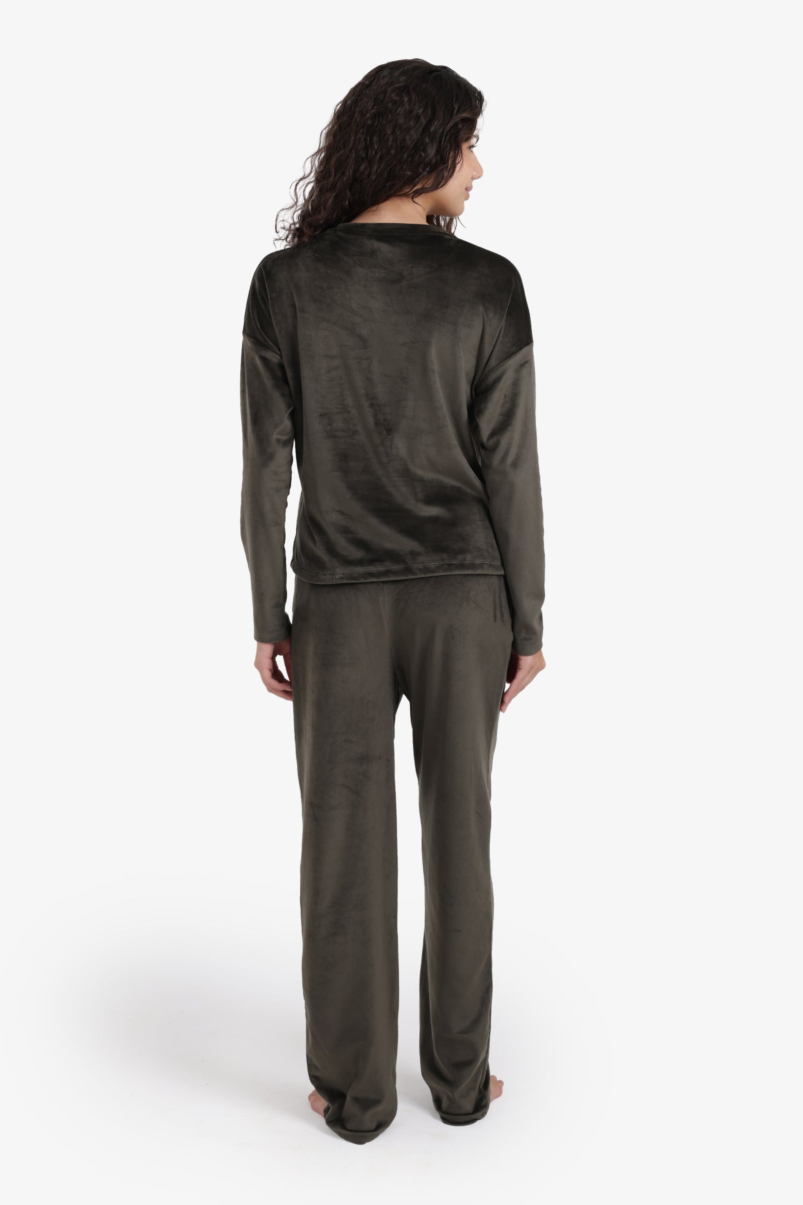 طقم بيجامة مزين بشعار مطرّز