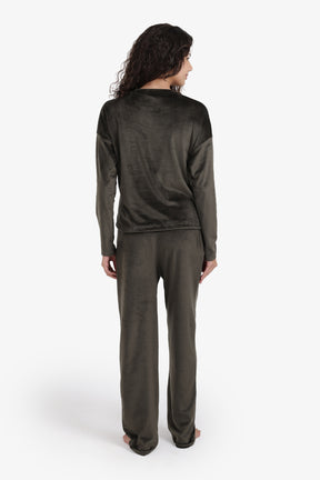 طقم بيجامة مزين بشعار مطرّز