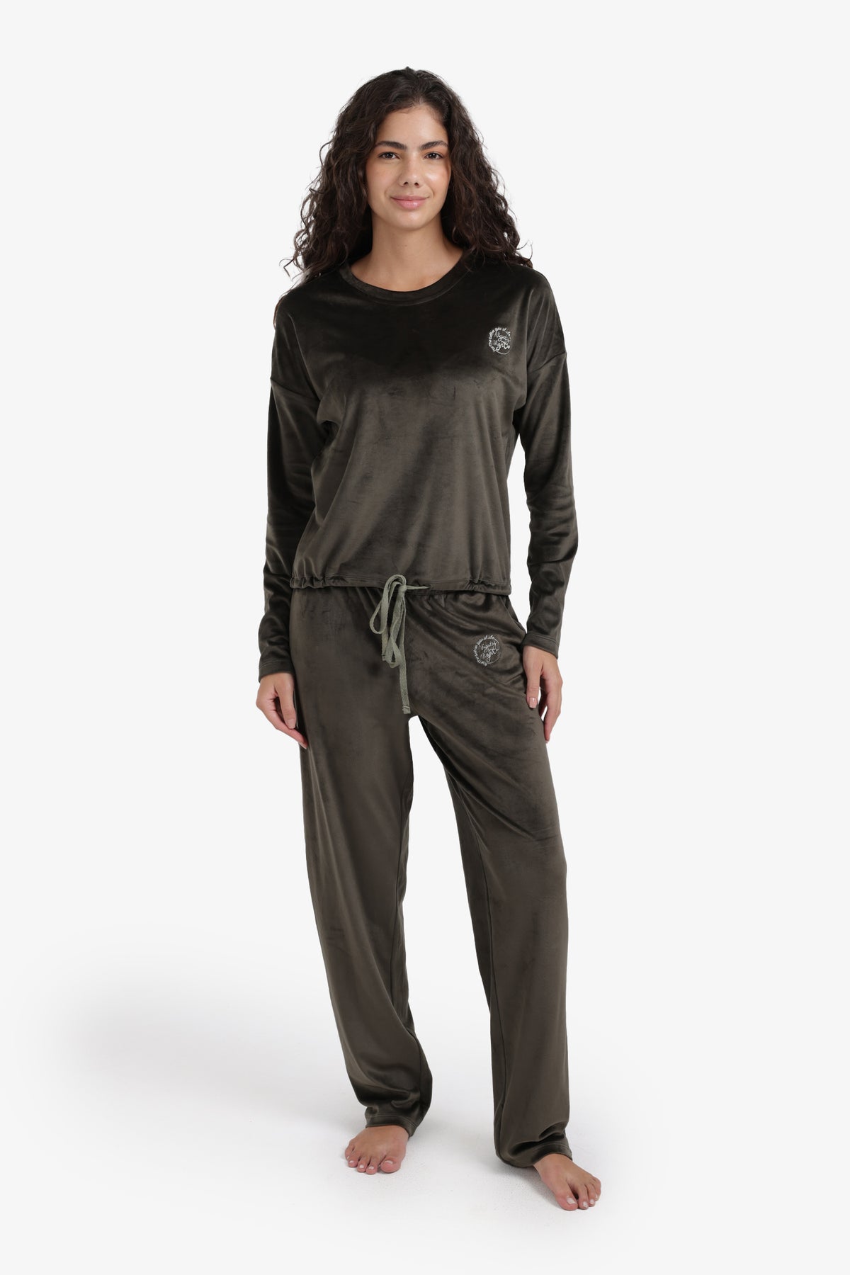 طقم بيجامة مزين بشعار مطرّز