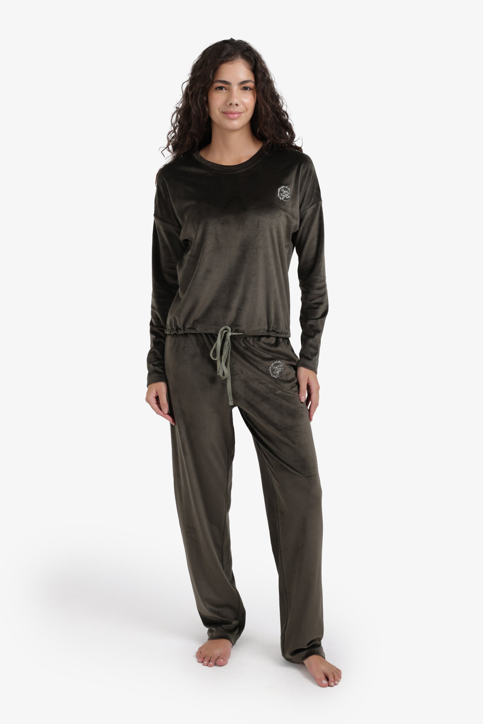 طقم بيجامة مزين بشعار مطرّز