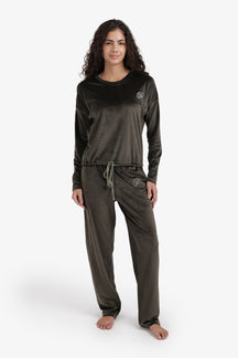 طقم بيجامة مزين بشعار مطرّز