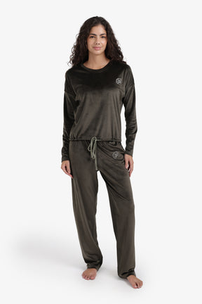 طقم بيجامة مزين بشعار مطرّز