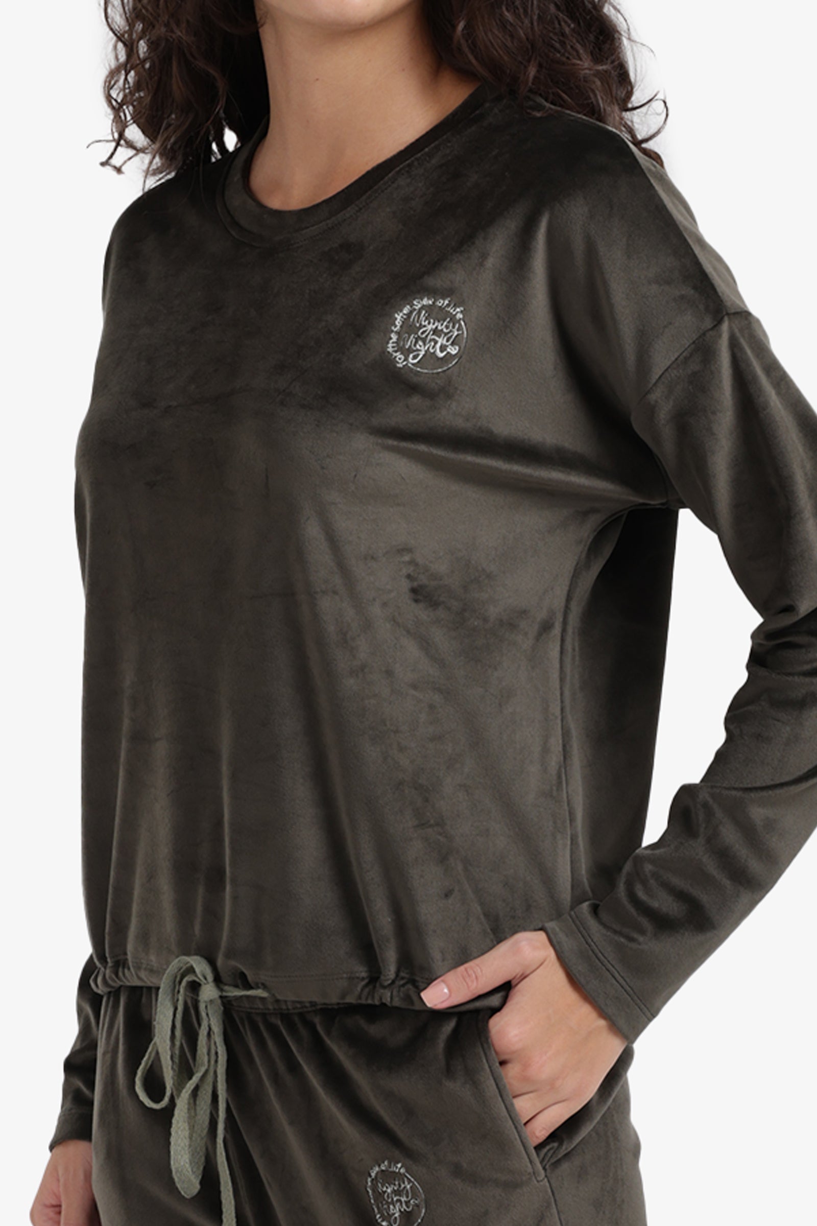 طقم بيجامة مزين بشعار مطرّز