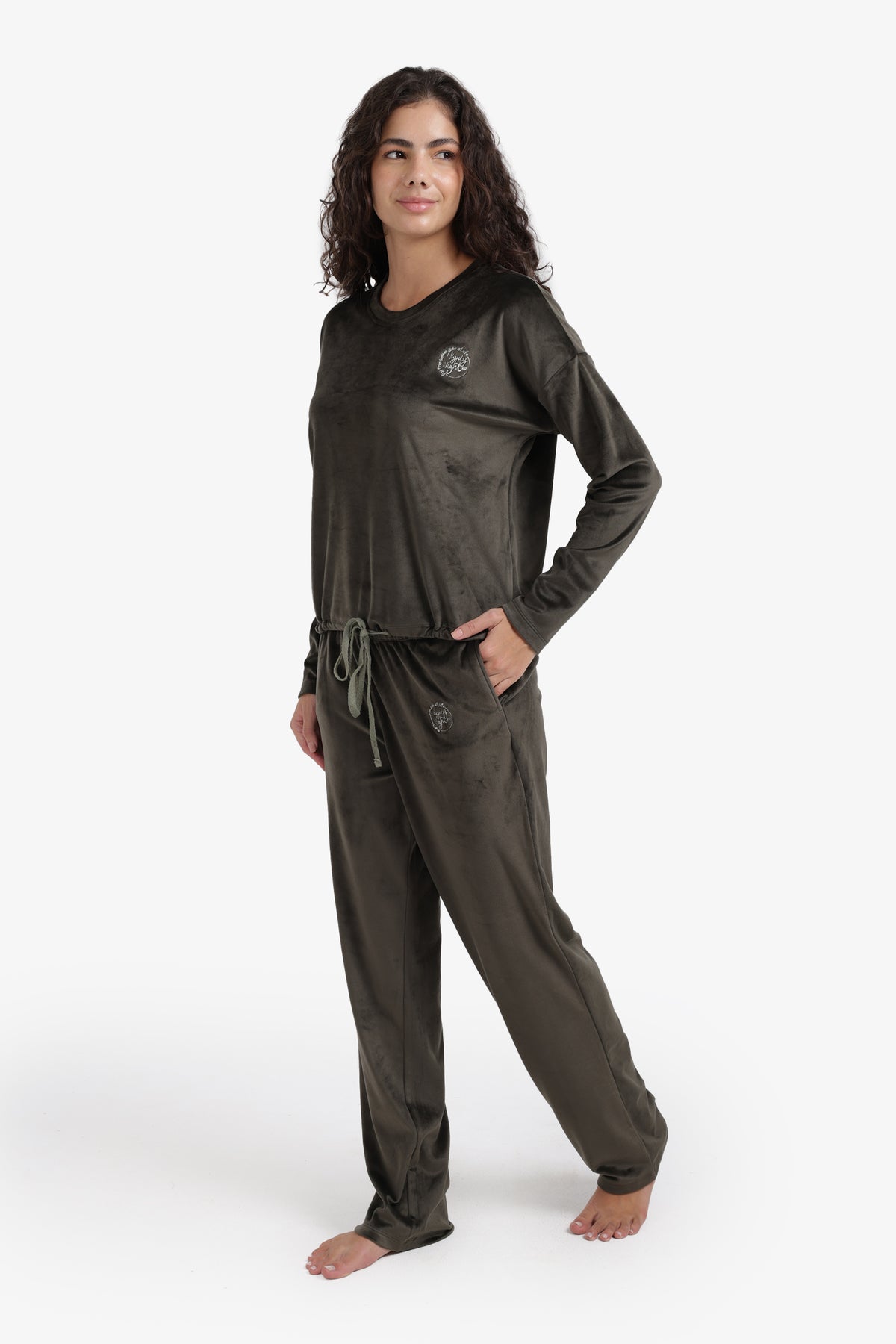 طقم بيجامة مزين بشعار مطرّز