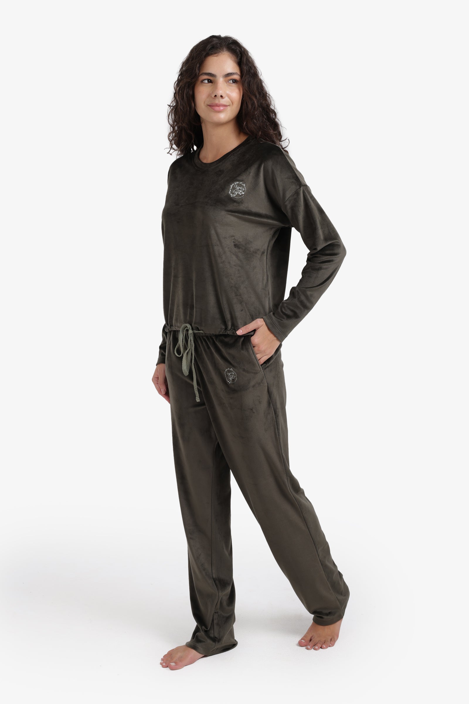 طقم بيجامة مزين بشعار مطرّز