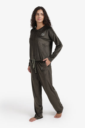 طقم بيجامة مزين بشعار مطرّز