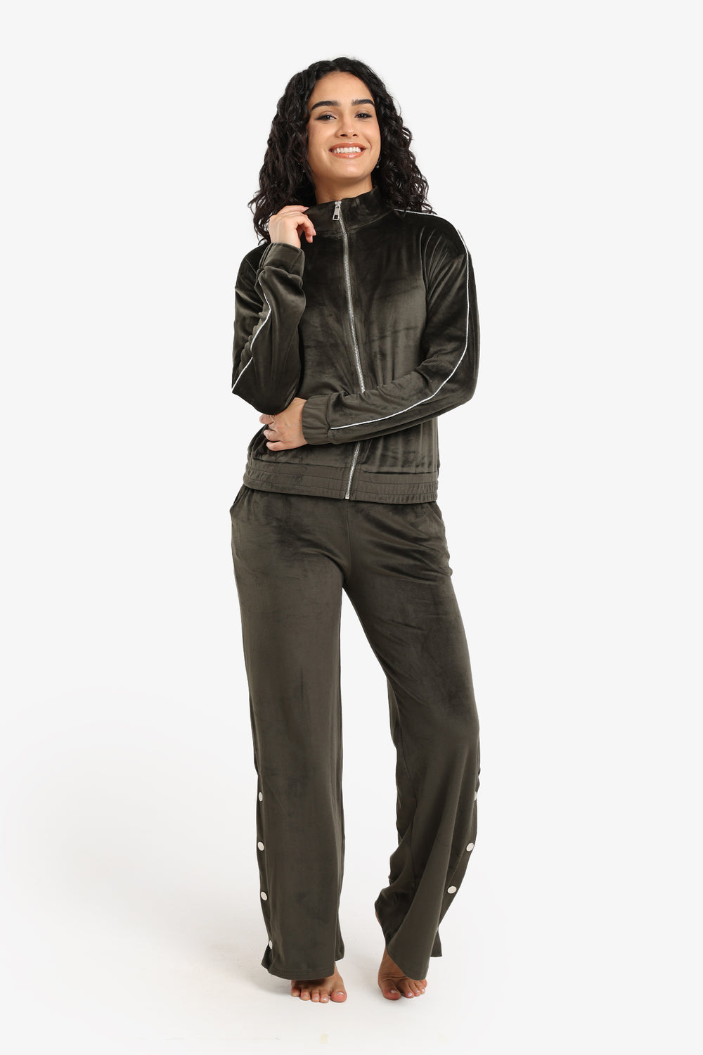 طقم بيجامة قطيفة بقصّة مستقيمة 