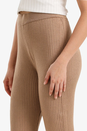 بنطلون تريكو مضلع بقصة واسعة 