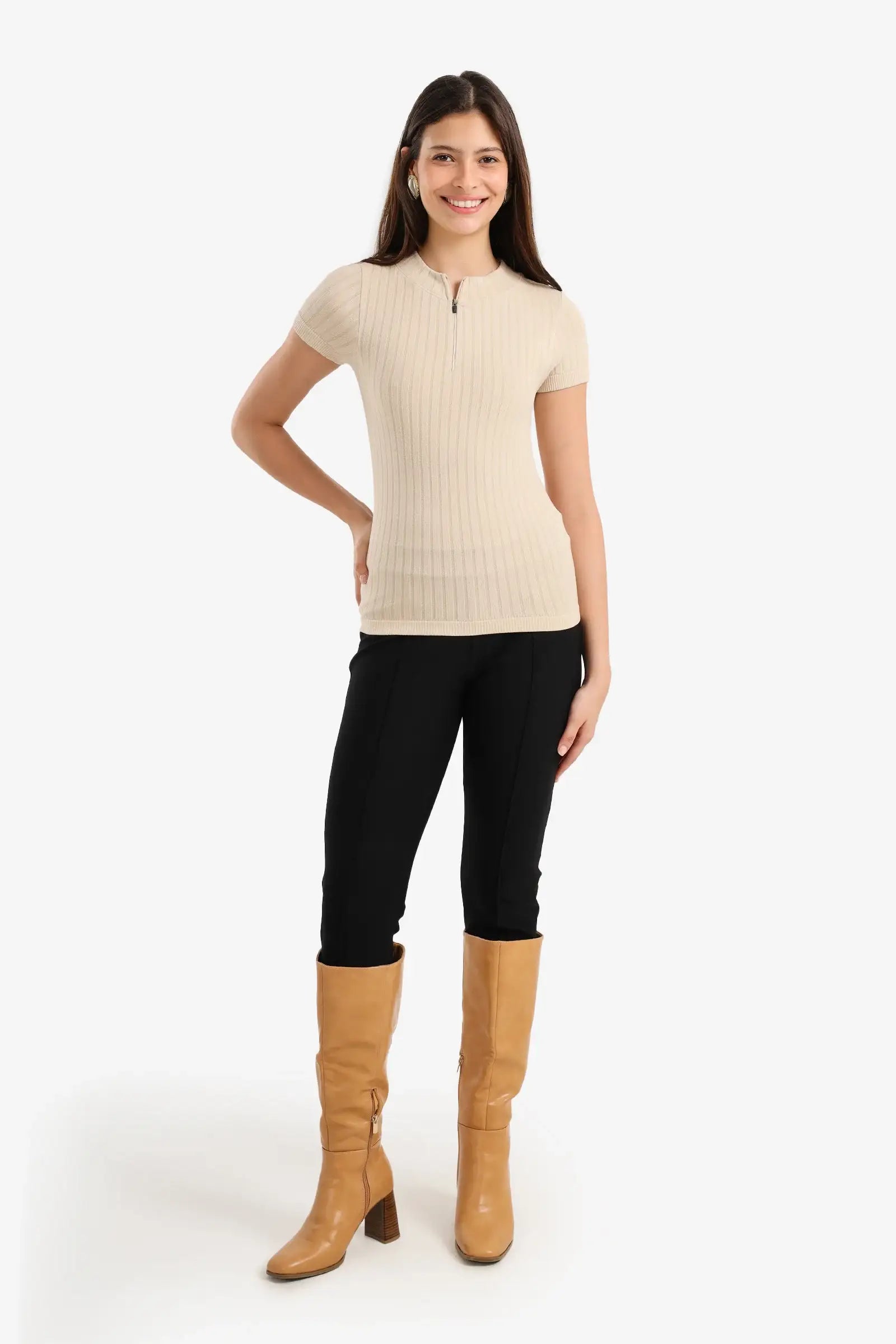 توب مضلع بأكمام قصيرة