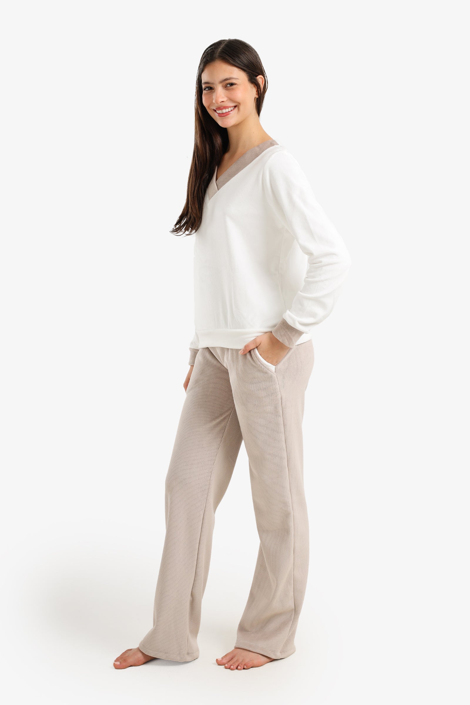 طقم بيجامة قطيفة برقبة V