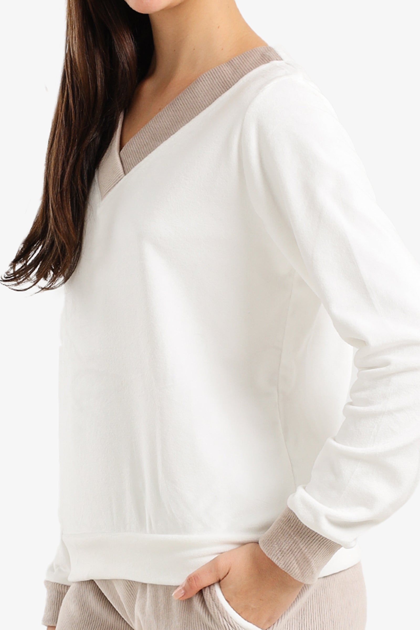 طقم بيجامة قطيفة برقبة V