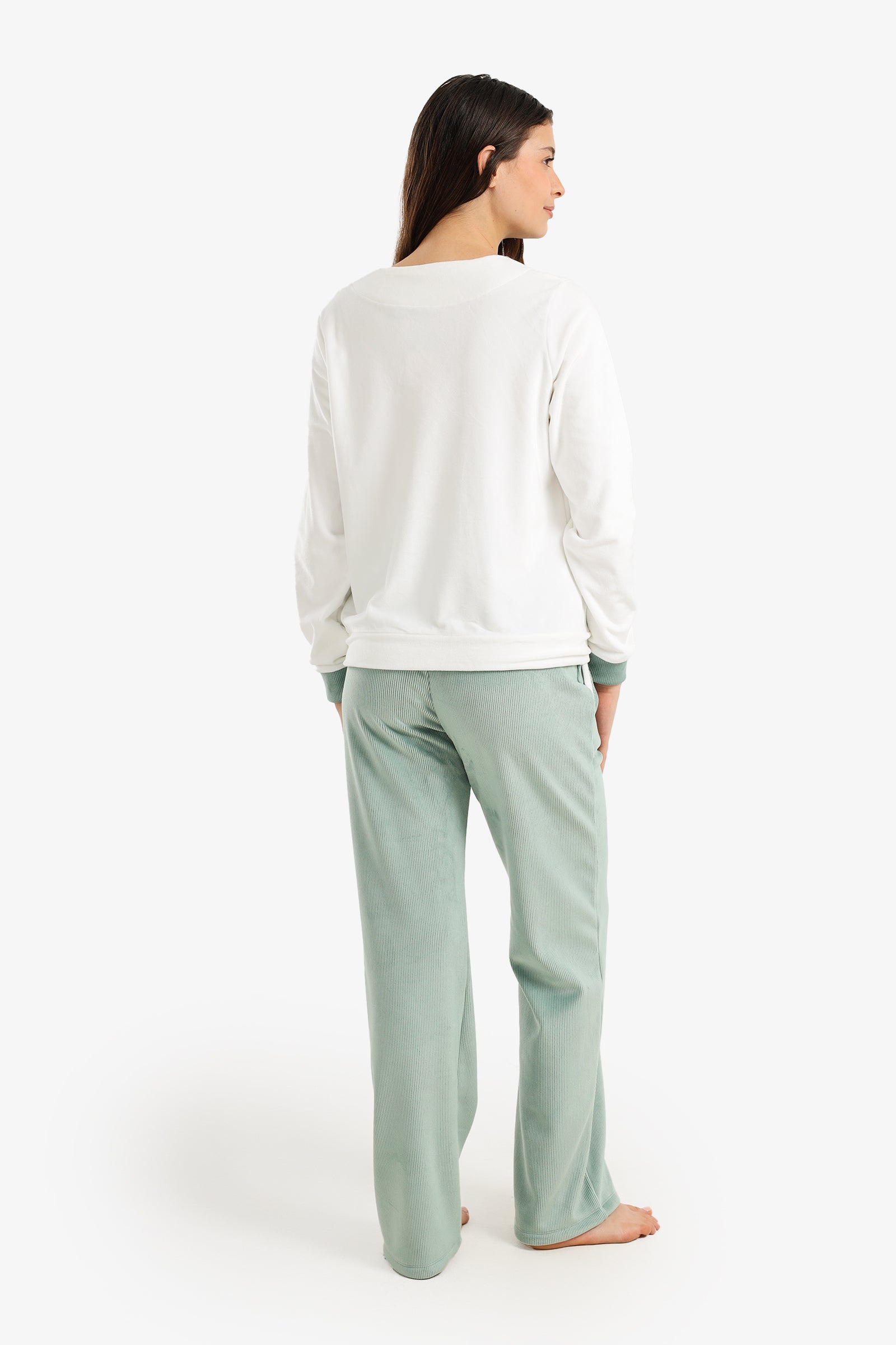 طقم بيجامة قطيفة برقبة V